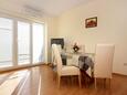 Cavtat, Comedor in the apartment, air condition available y WiFi.