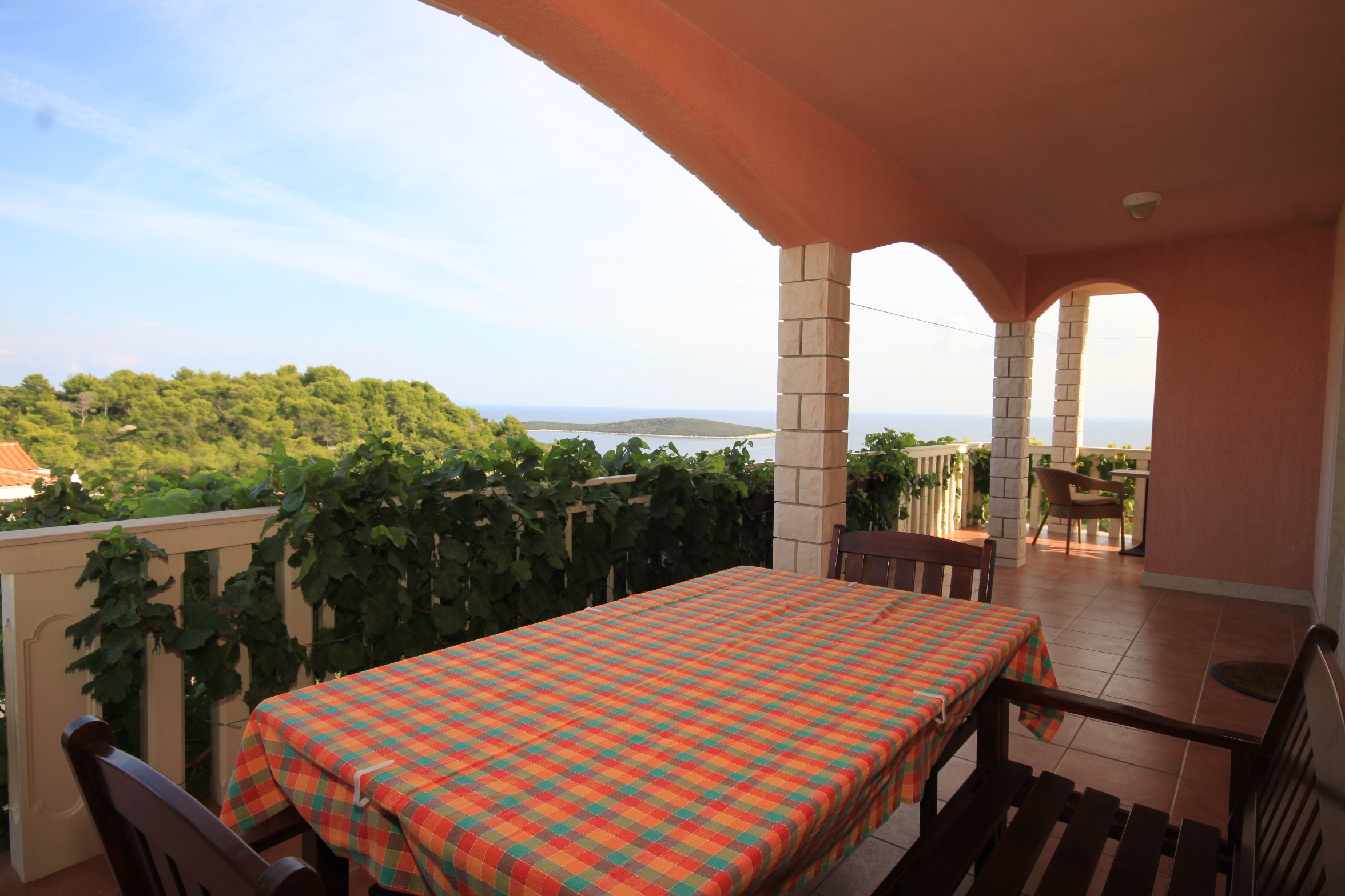 One bedroom apartment with terrace and sea view Rukavac, Vis  A-a