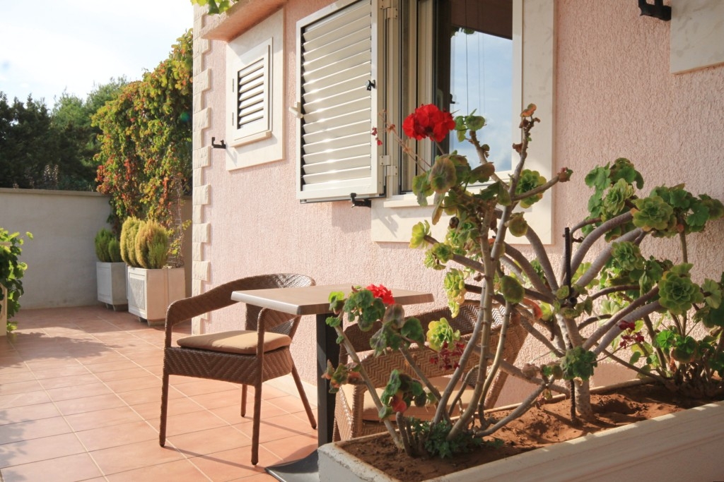 One bedroom apartment with terrace and sea view Rukavac, Vis  A-b