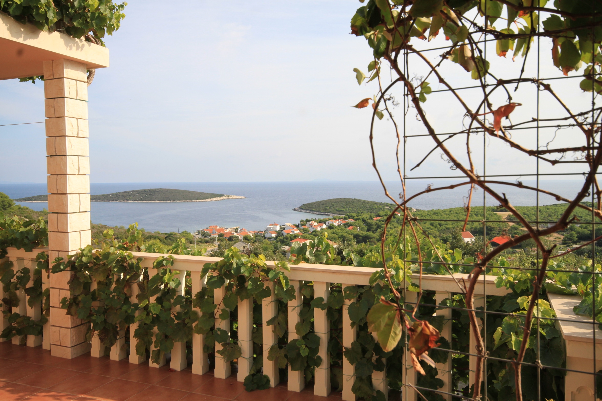 One bedroom apartment with terrace and sea view Rukavac, Vis  A-b