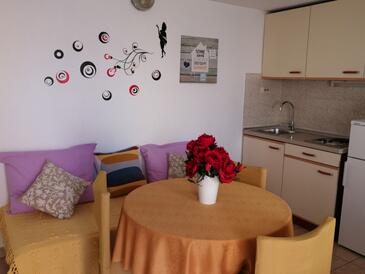 Dining room Komiža, Dining room in the apartment, dostupna klima i WIFI.