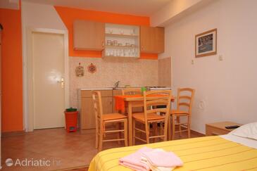 Dining room Komiža, Dining room in the studio-apartment, dopusteni kucni ljubimci i WIFI.