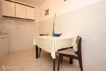 Dining room Vis, Dining room in the studio-apartment, dopusteni kucni ljubimci.