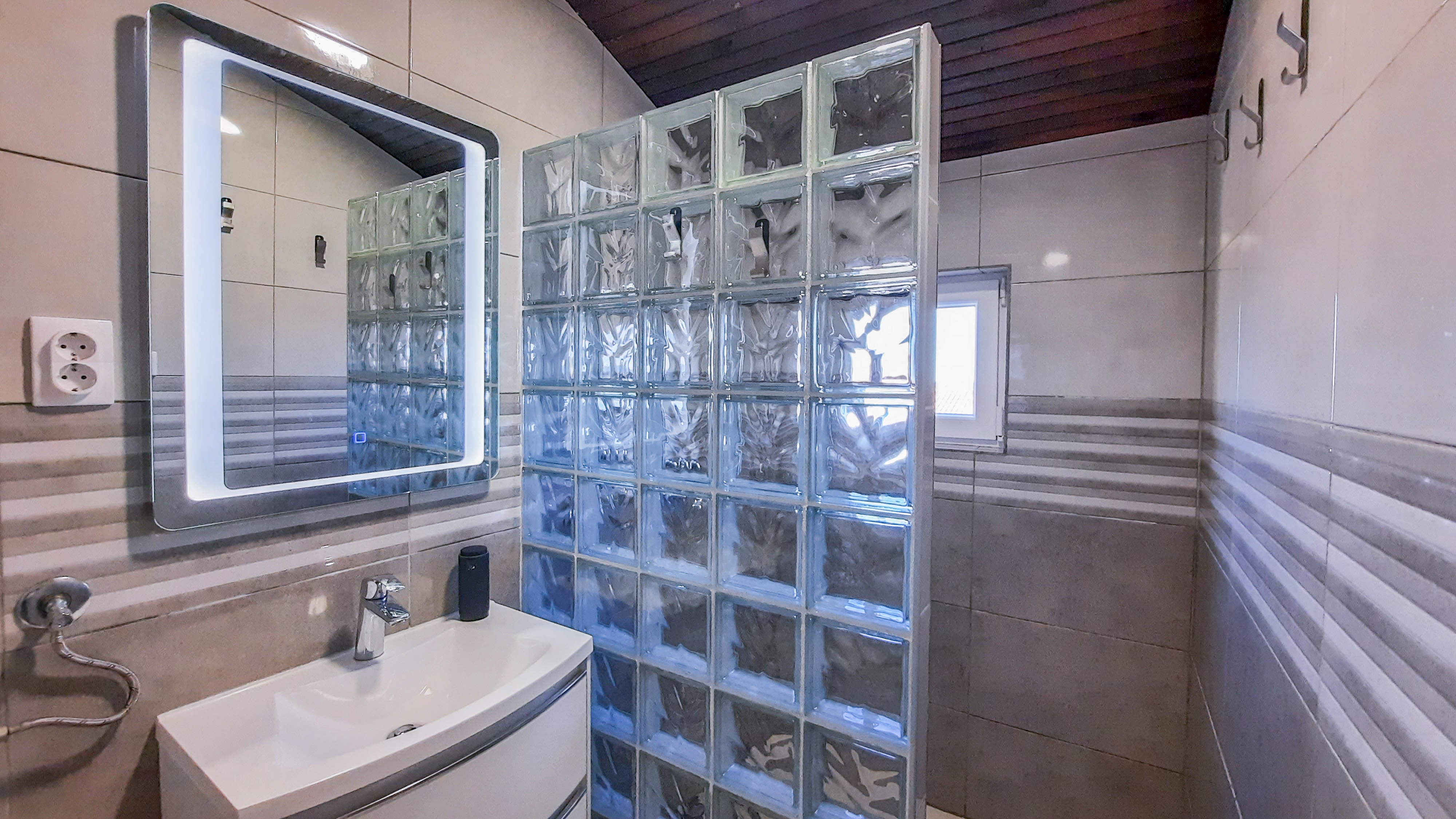 Two bedroom apartment with terrace and sea view Milna, Vis  A-a