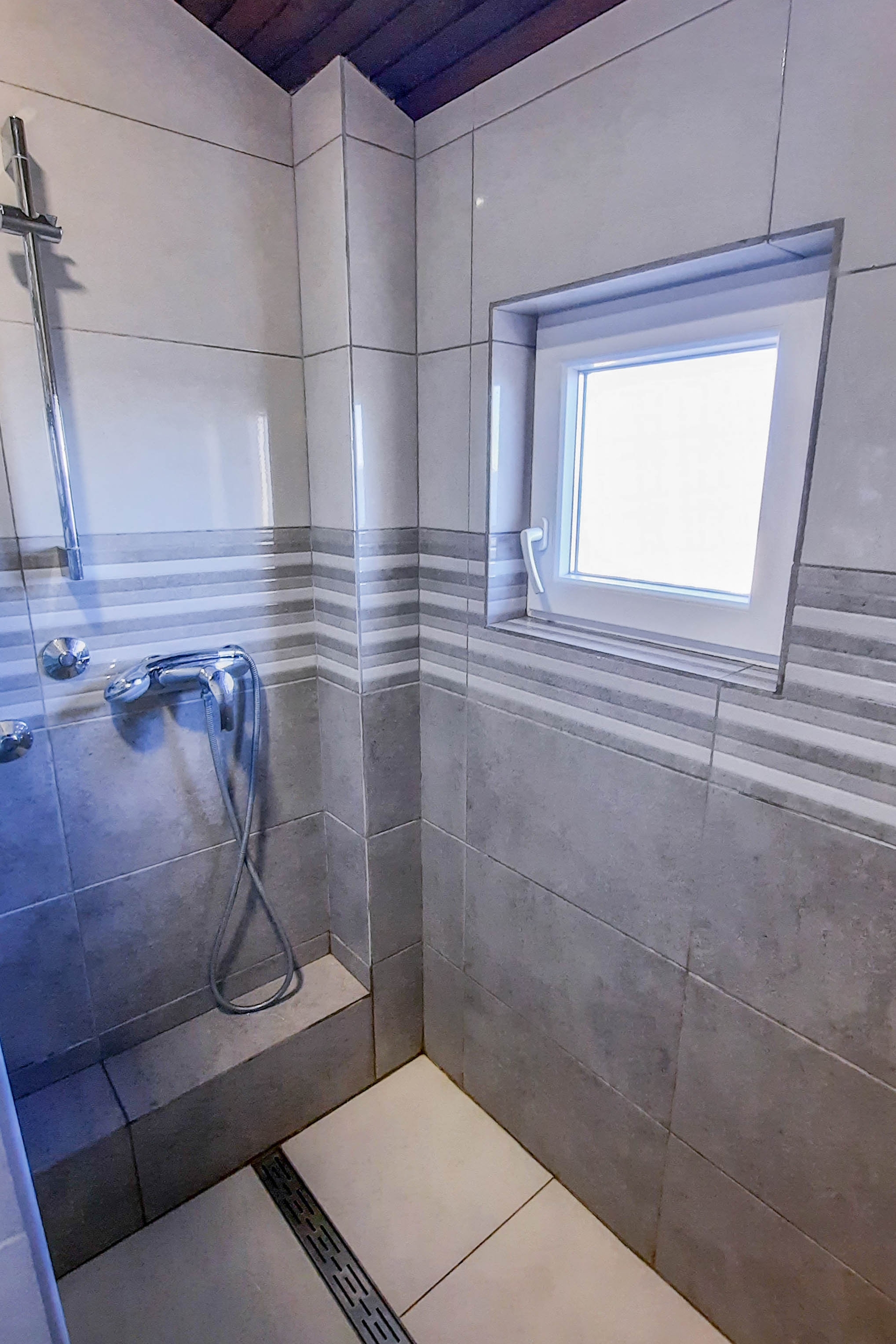 Two bedroom apartment with terrace and sea view Milna, Vis  A-a