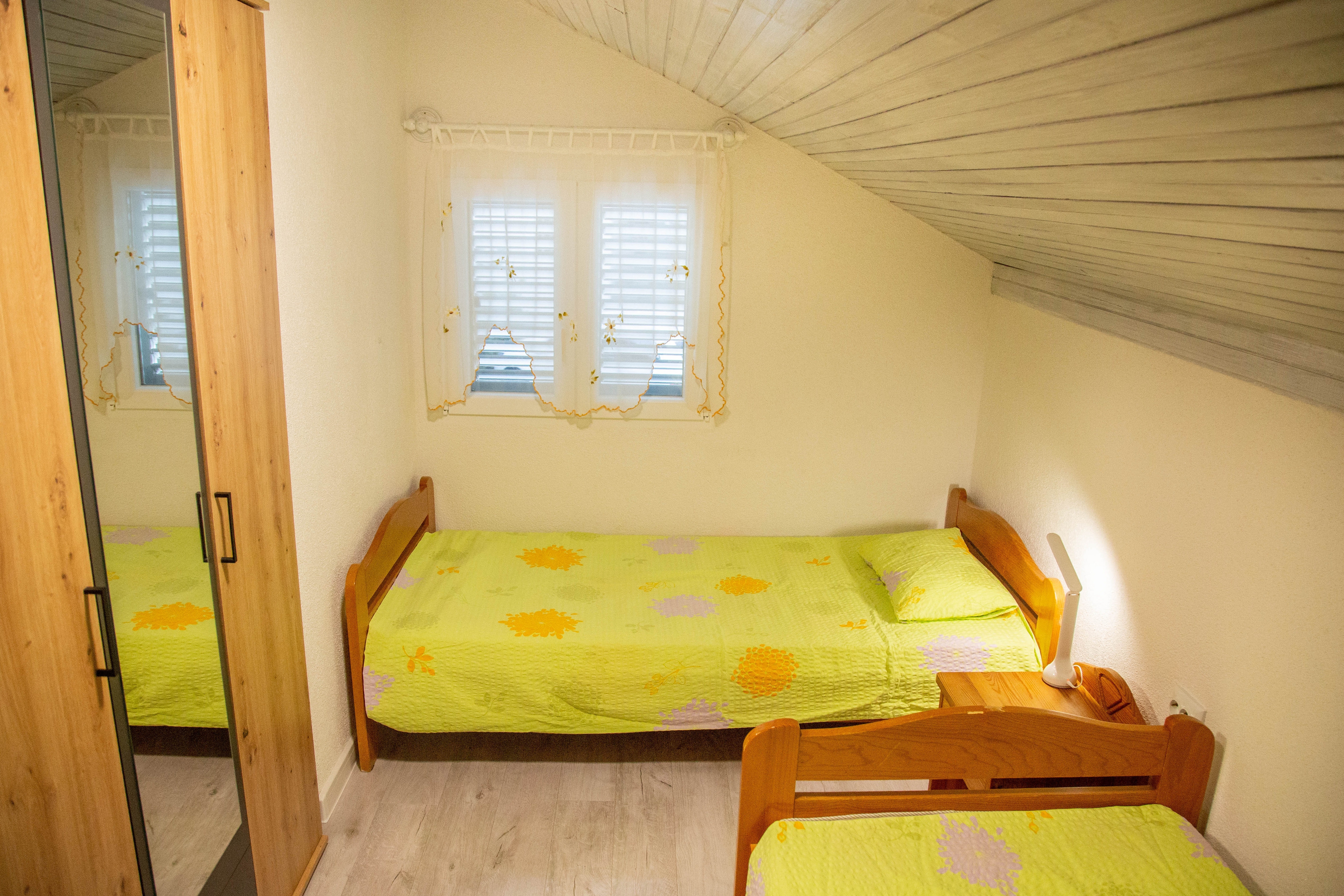 Two bedroom apartment with terrace and sea view Milna, Vis  A-a