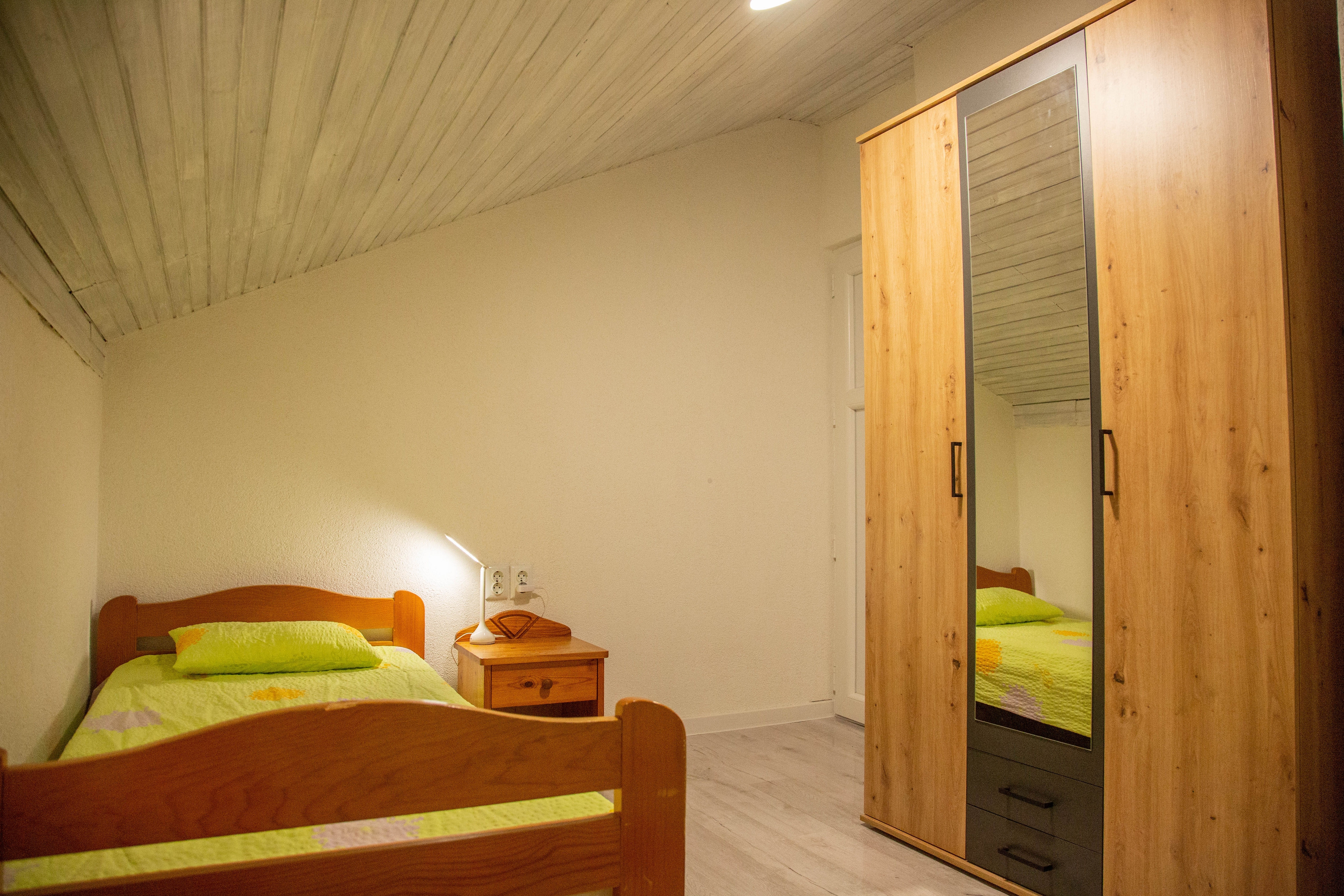Two bedroom apartment with terrace and sea view Milna, Vis  A-a