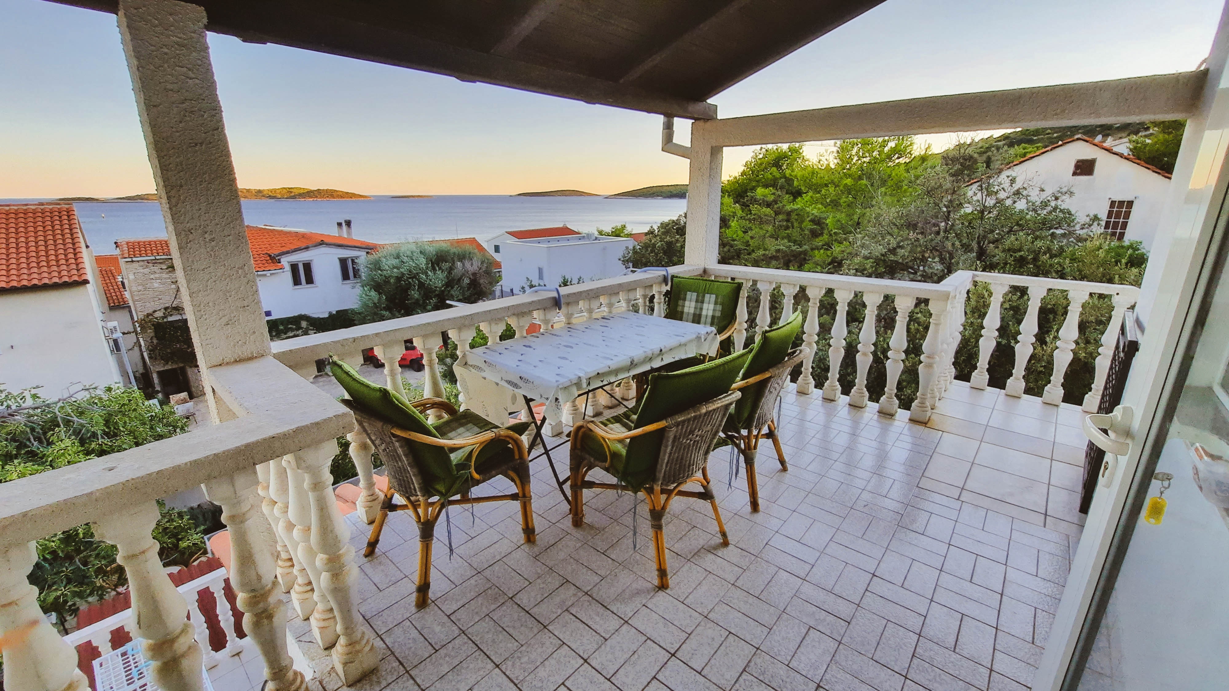 Two bedroom apartment with terrace and sea view Milna, Vis  A-a