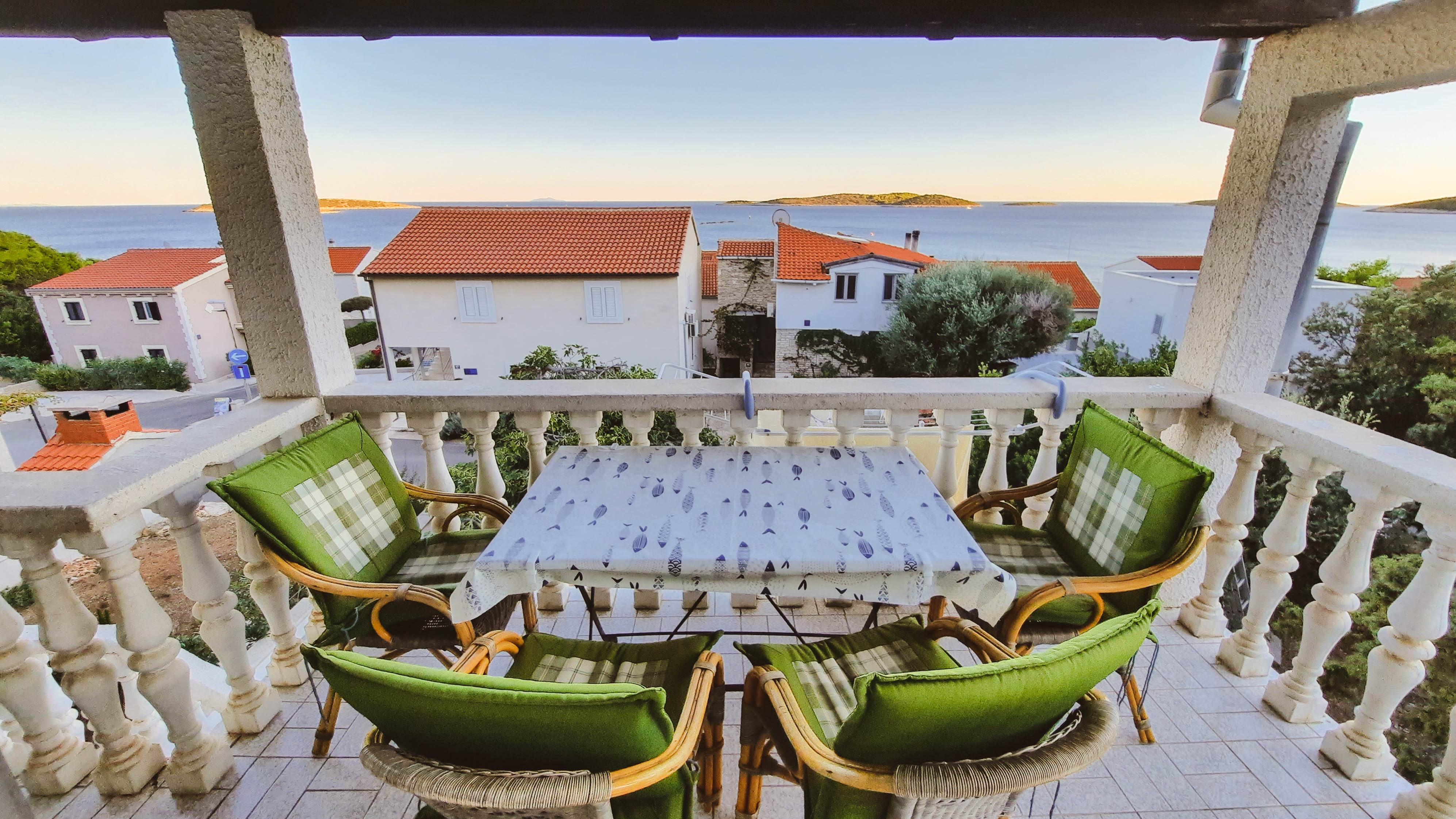 Two bedroom apartment with terrace and sea view Milna, Vis  A-a