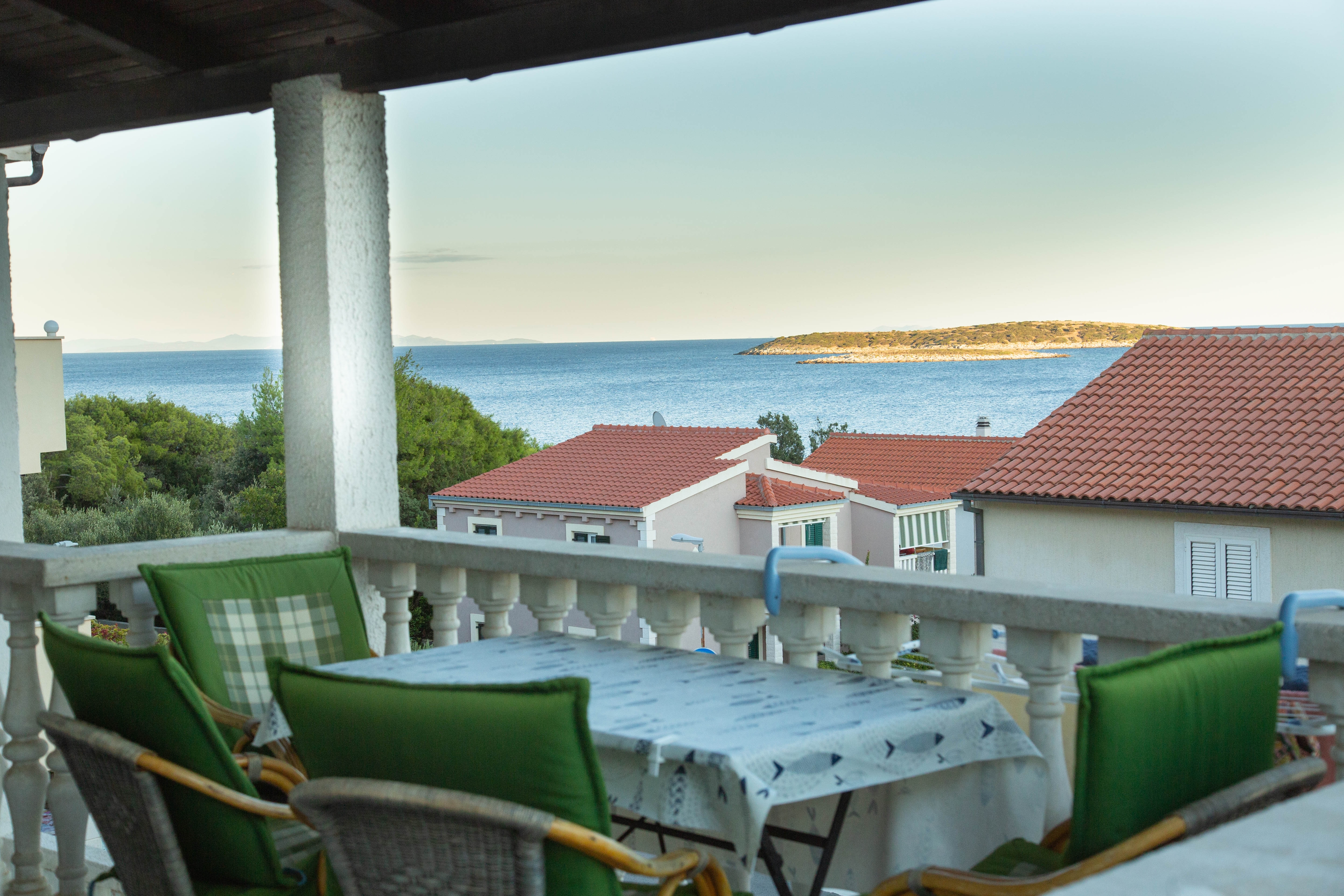 Two bedroom apartment with terrace and sea view Milna, Vis  A-a