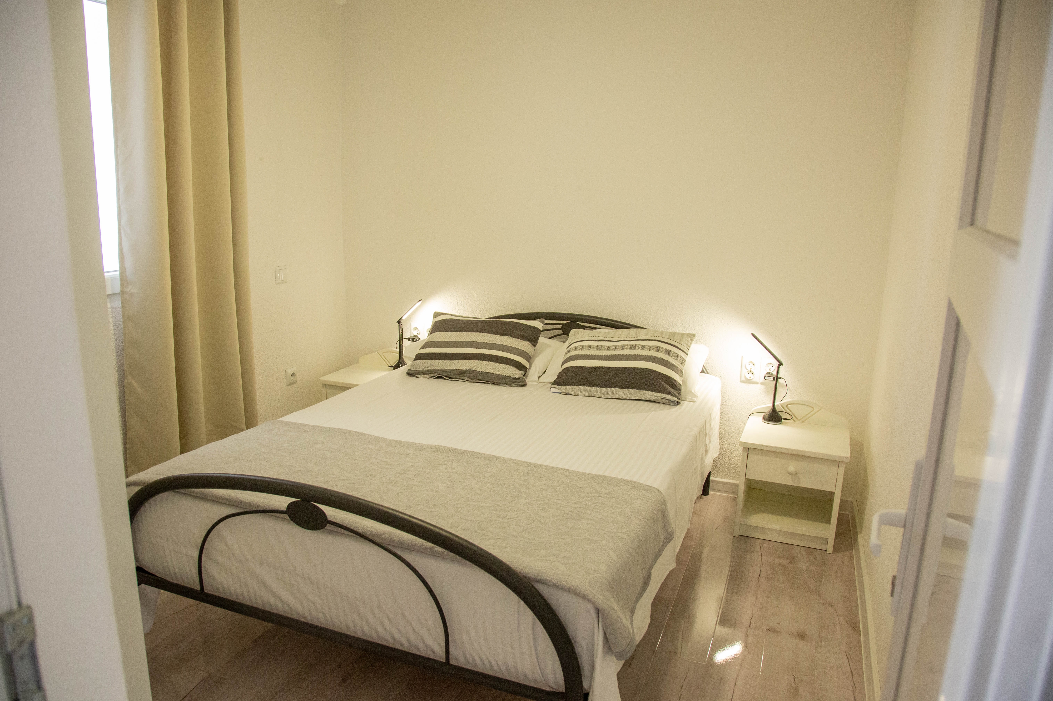 Two bedroom apartment with terrace and sea view Milna, Vis  A-b