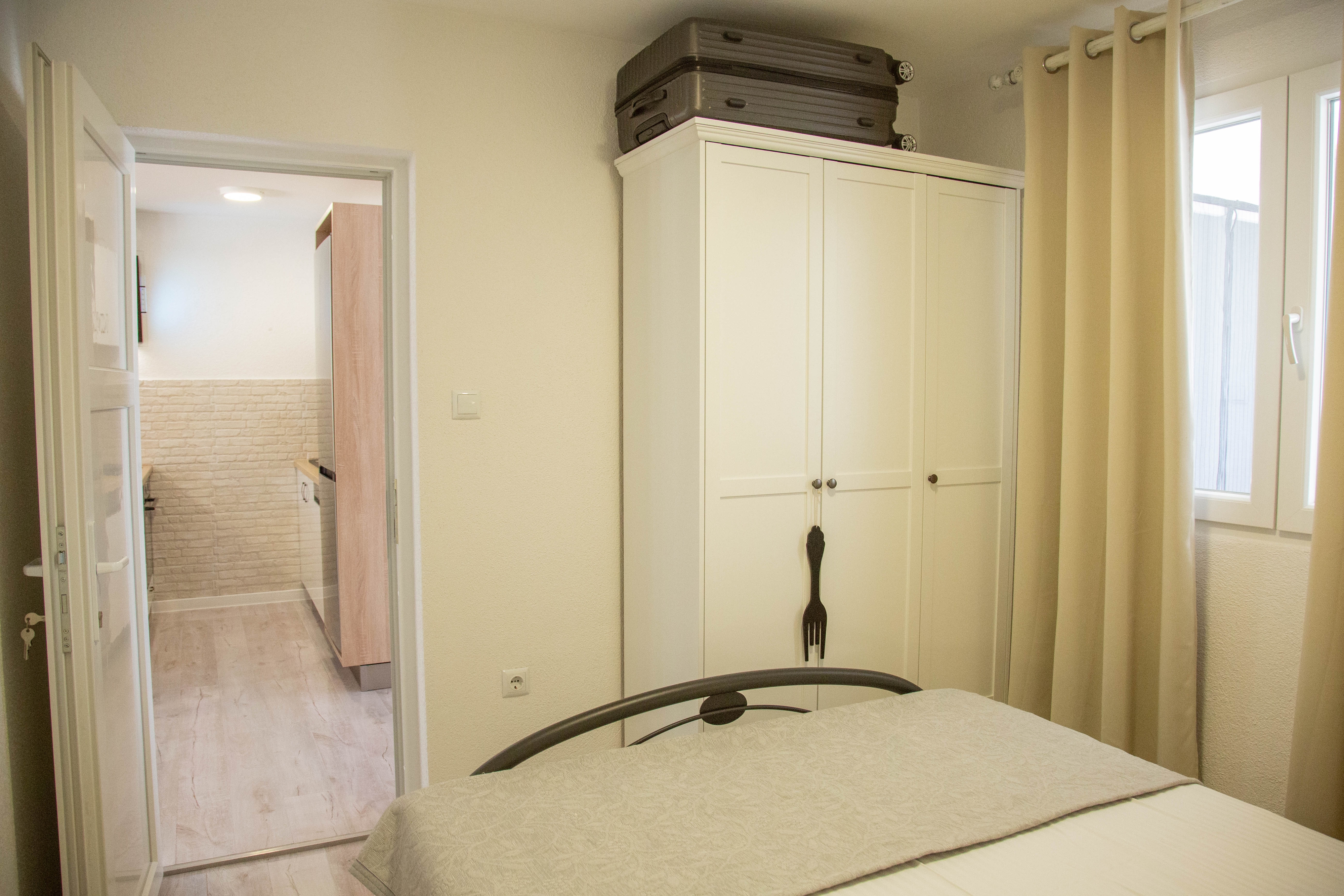 Two bedroom apartment with terrace and sea view Milna, Vis  A-b