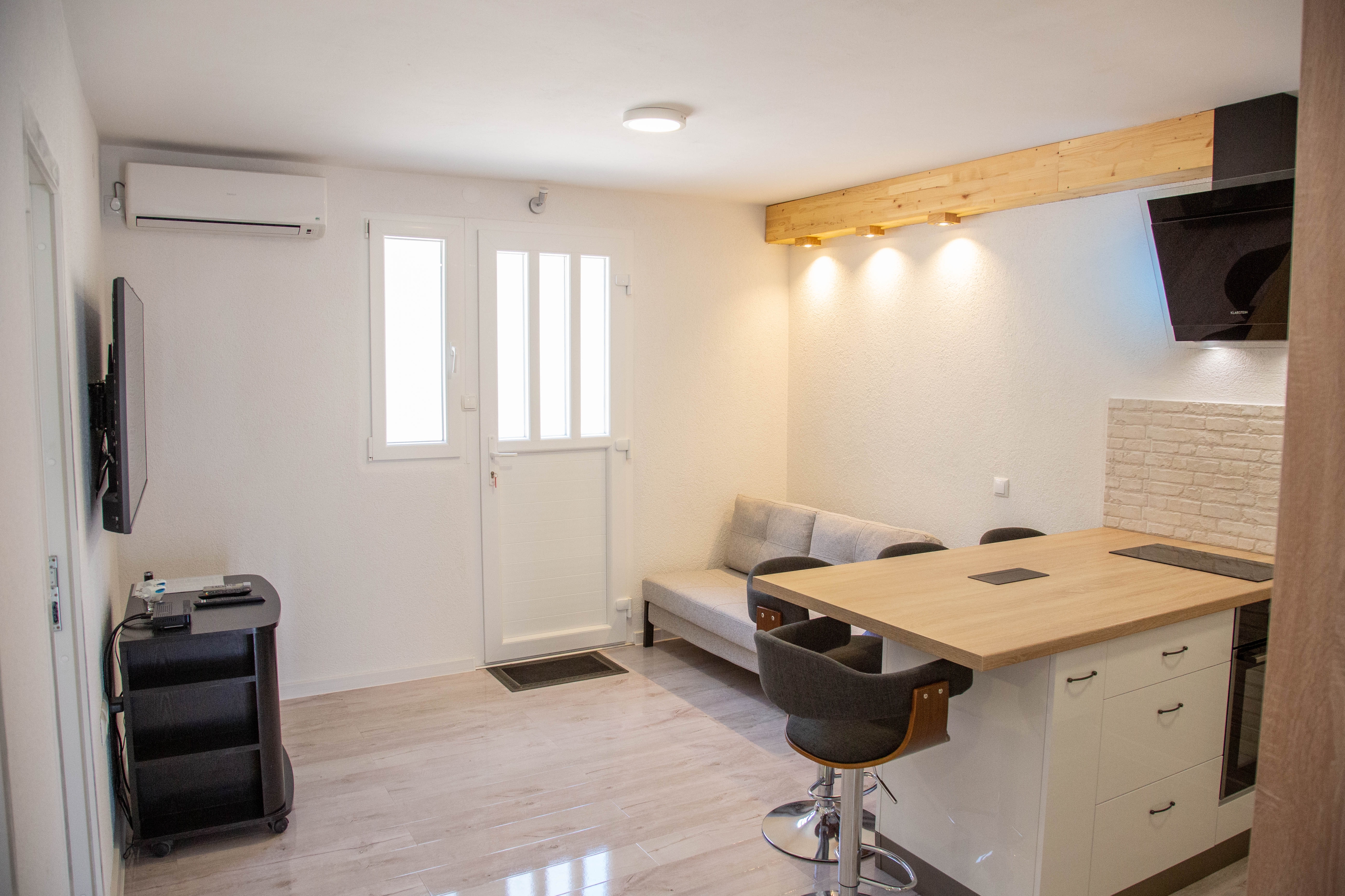 Two bedroom apartment with terrace and sea view Milna, Vis (A-8895-b)