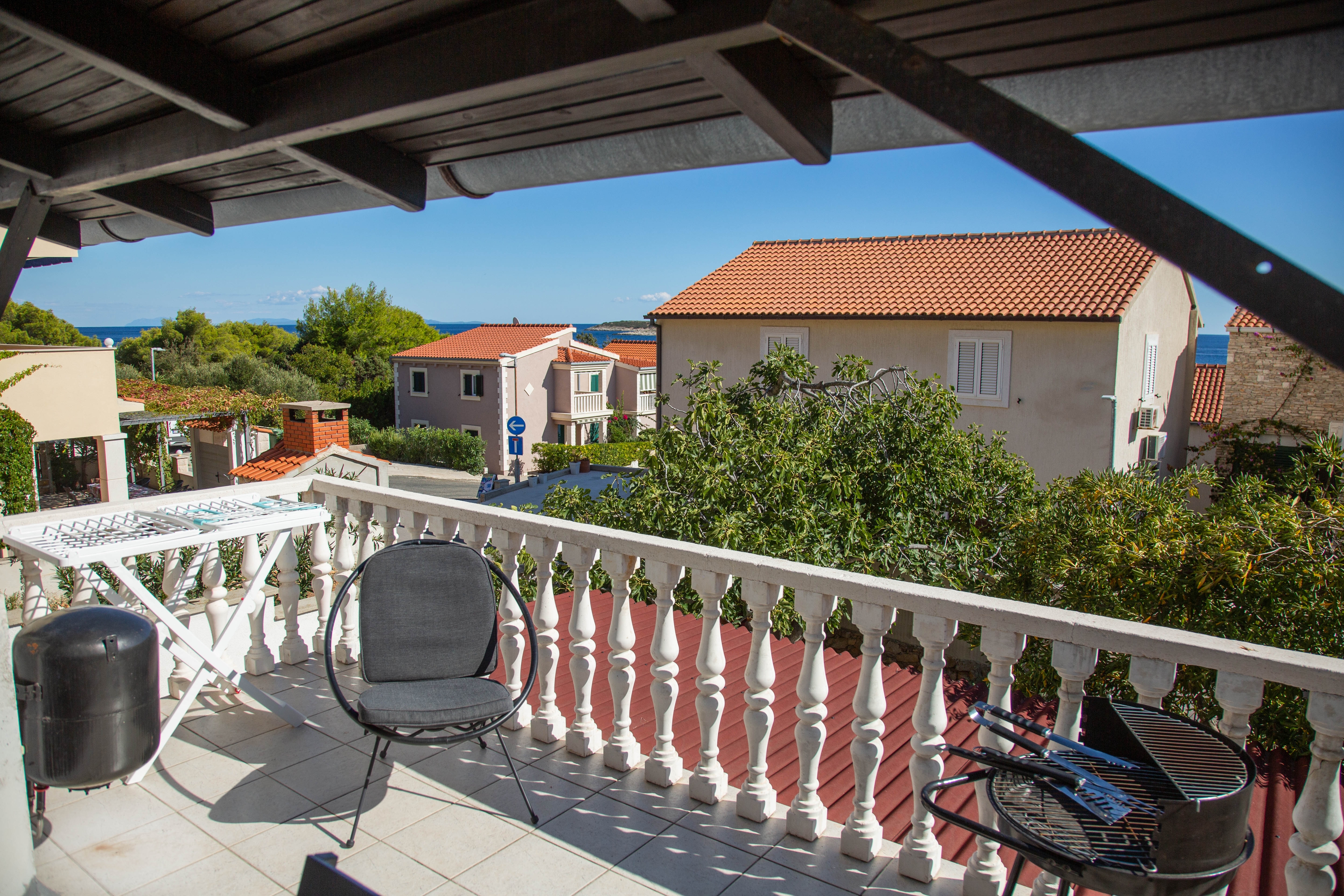 Two bedroom apartment with terrace and sea view Milna, Vis  A-b
