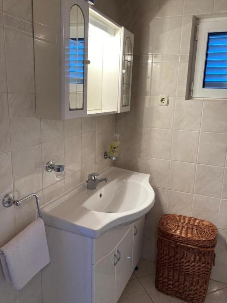 Two bedroom apartment with terrace and sea view Milna, Vis  A-a