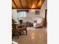 Milna, Living room in the apartment, air condition available and WiFi.