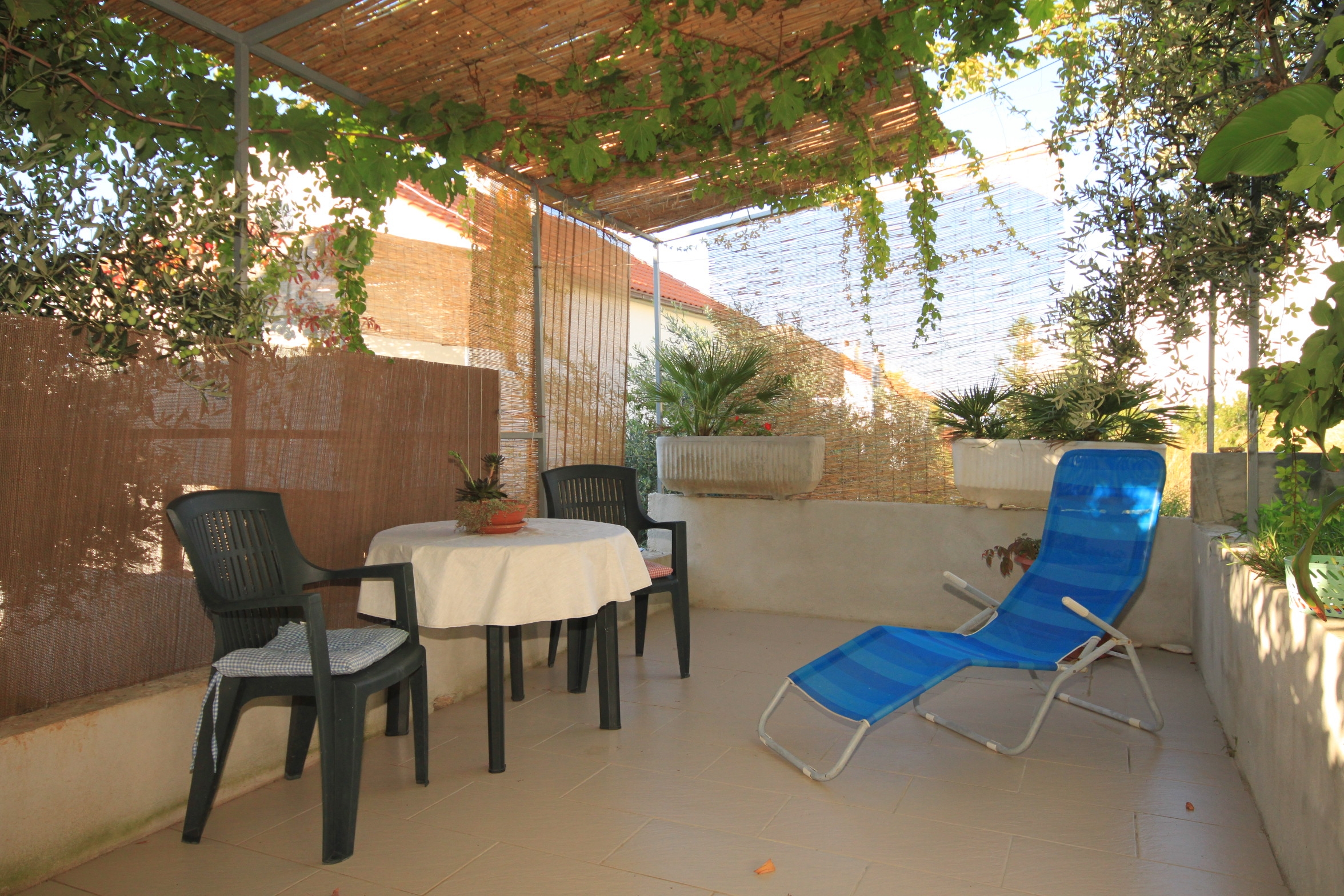 One bedroom apartment with terrace Rukavac, Vis  A-b