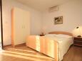 Ložnice Komiža, Ložnice v ubytování typu studio-apartment, s klimatizací, domácí mazlíčci povoleni a WiFi.