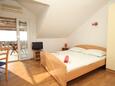 Ložnice Komiža, Ložnice v ubytování typu studio-apartment, domácí mazlíčci povoleni a WiFi.