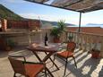 Komiža, Terrace in the studio-apartment, with a sea view, (pet friendly) and WiFi.