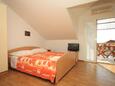 Bedroom Komiža, Bedroom in the studio-apartment, (pet friendly) and WiFi.