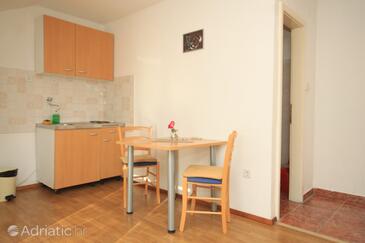 Komiža, Jídelna v ubytování typu studio-apartment, s klimatizací, domácí mazlíčci povoleni a WiFi.