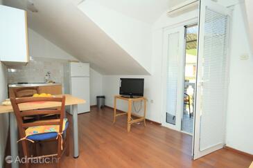 Komiža, Salle à manger dans l’hébergement en type studio-apartment, climatisation disponible, animaux acceptés et WiFi.