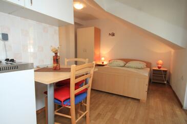 Komiža, Comedor in the studio-apartment, air condition available, (pet friendly) y WiFi.