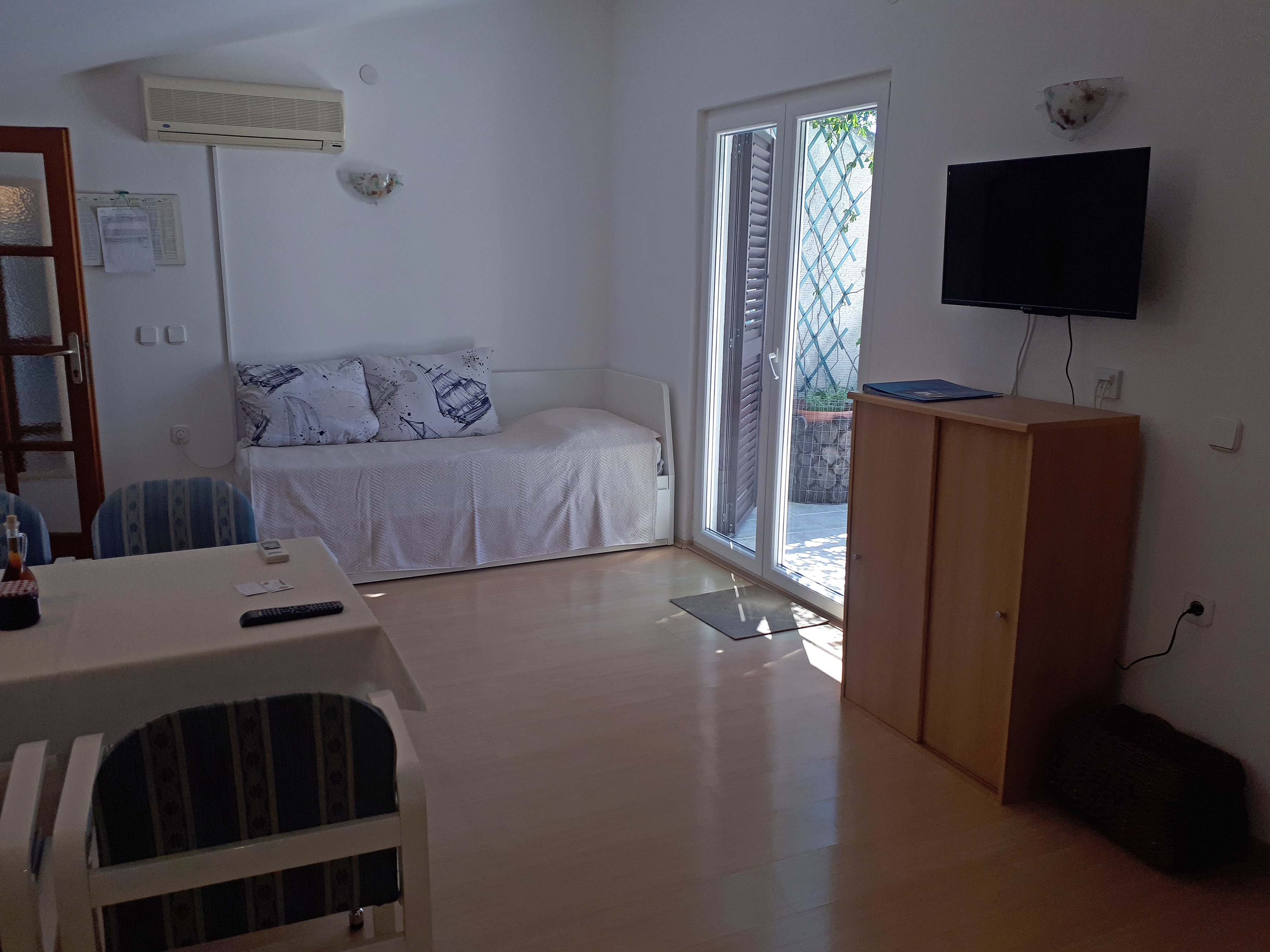 One bedroom apartment with terrace and sea view Zavala, Hvar (A-8912-a)