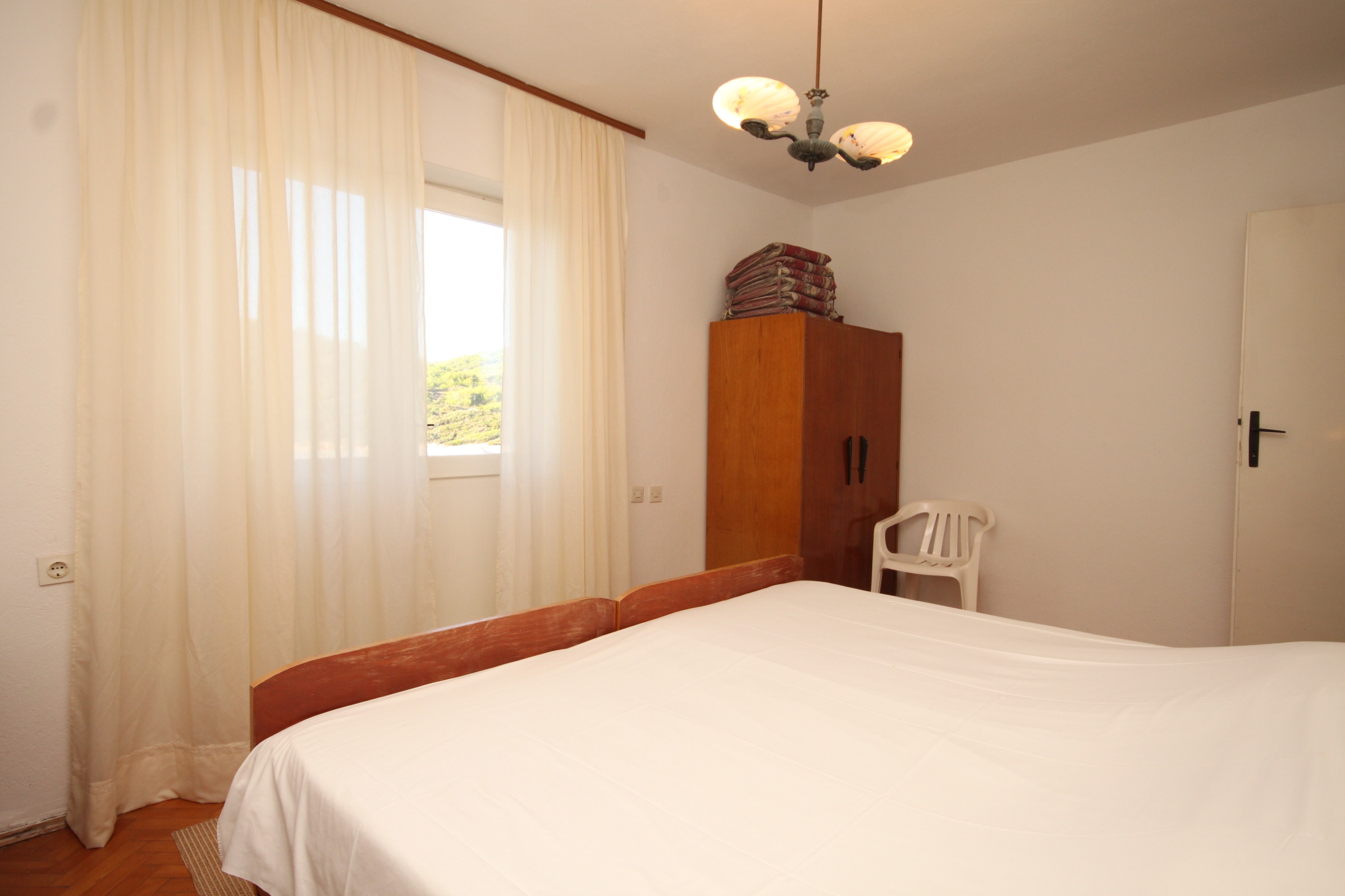 Three bedroom apartment near beach Milna, Vis  A-a