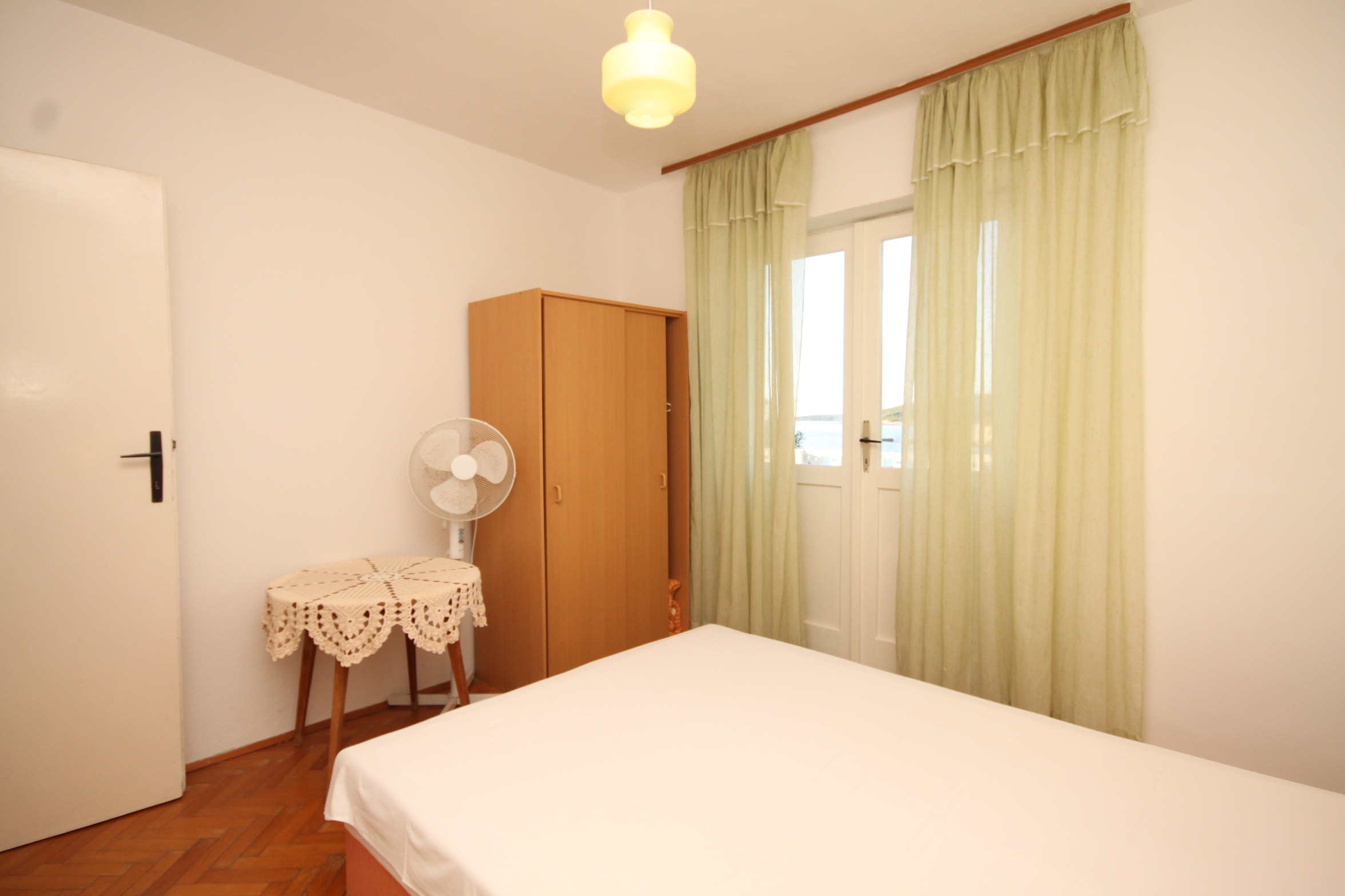 Three bedroom apartment near beach Milna, Vis  A-a