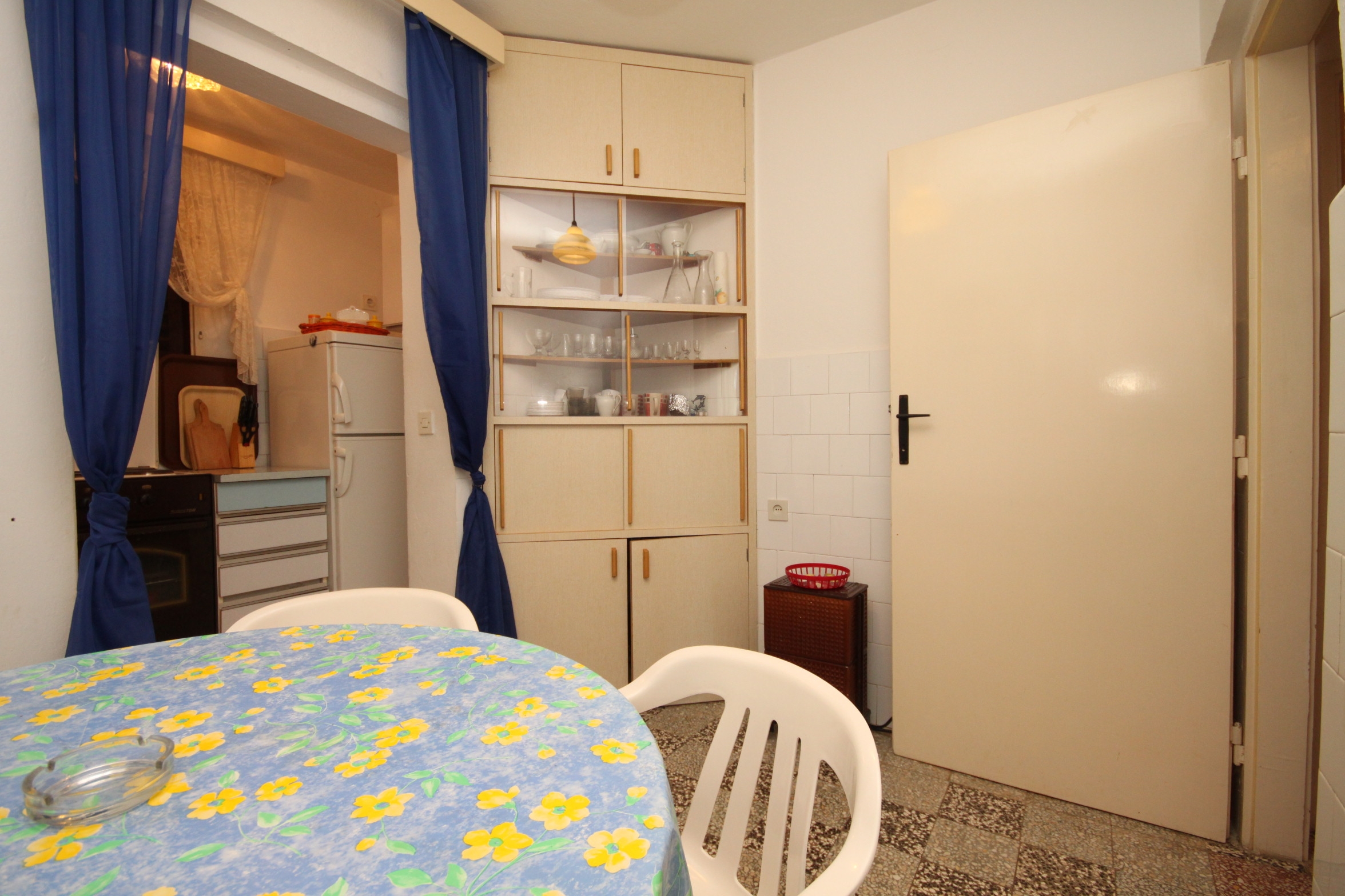 Three bedroom apartment near beach Milna, Vis  A-a
