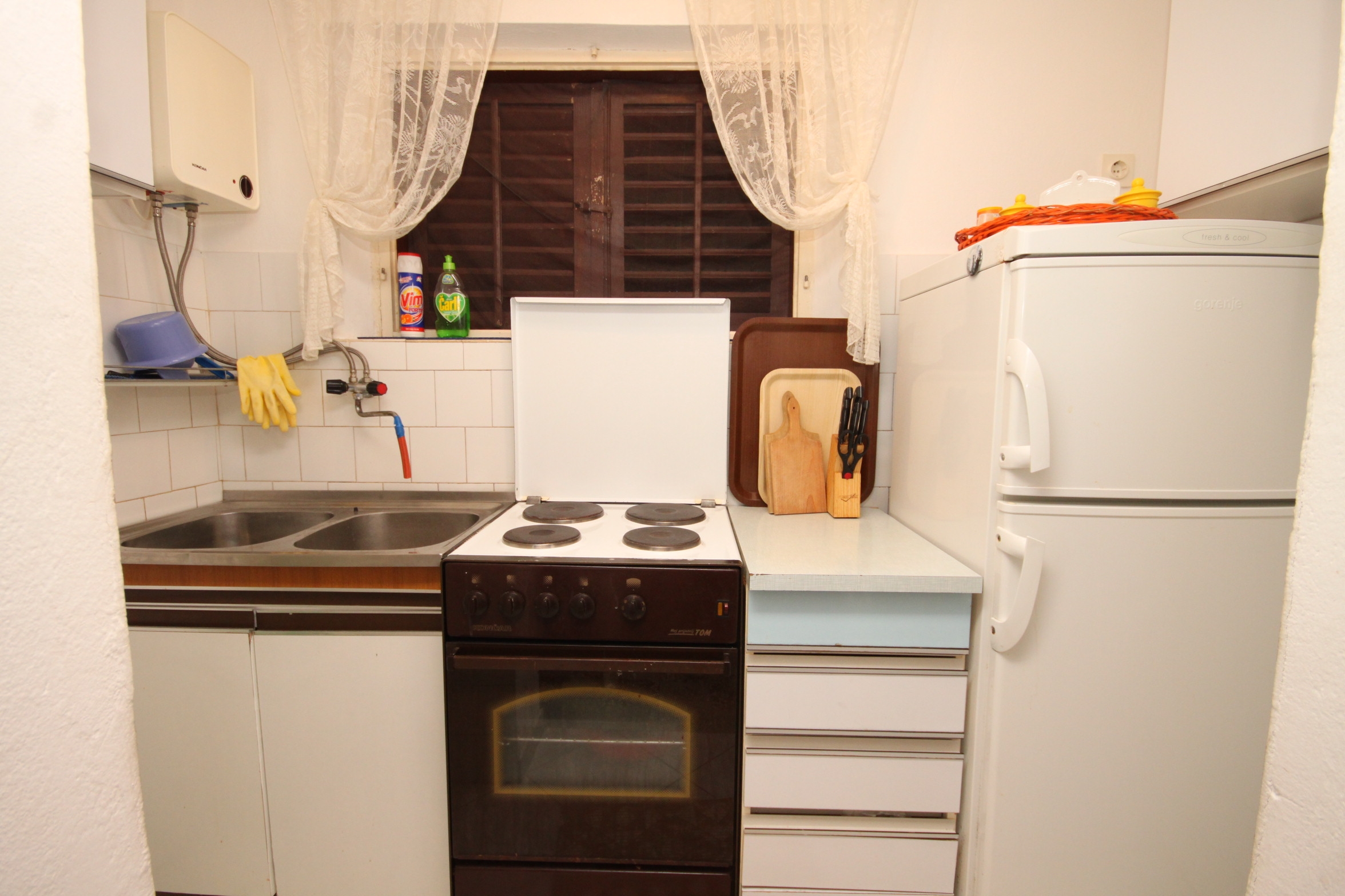 Three bedroom apartment near beach Milna, Vis  A-a