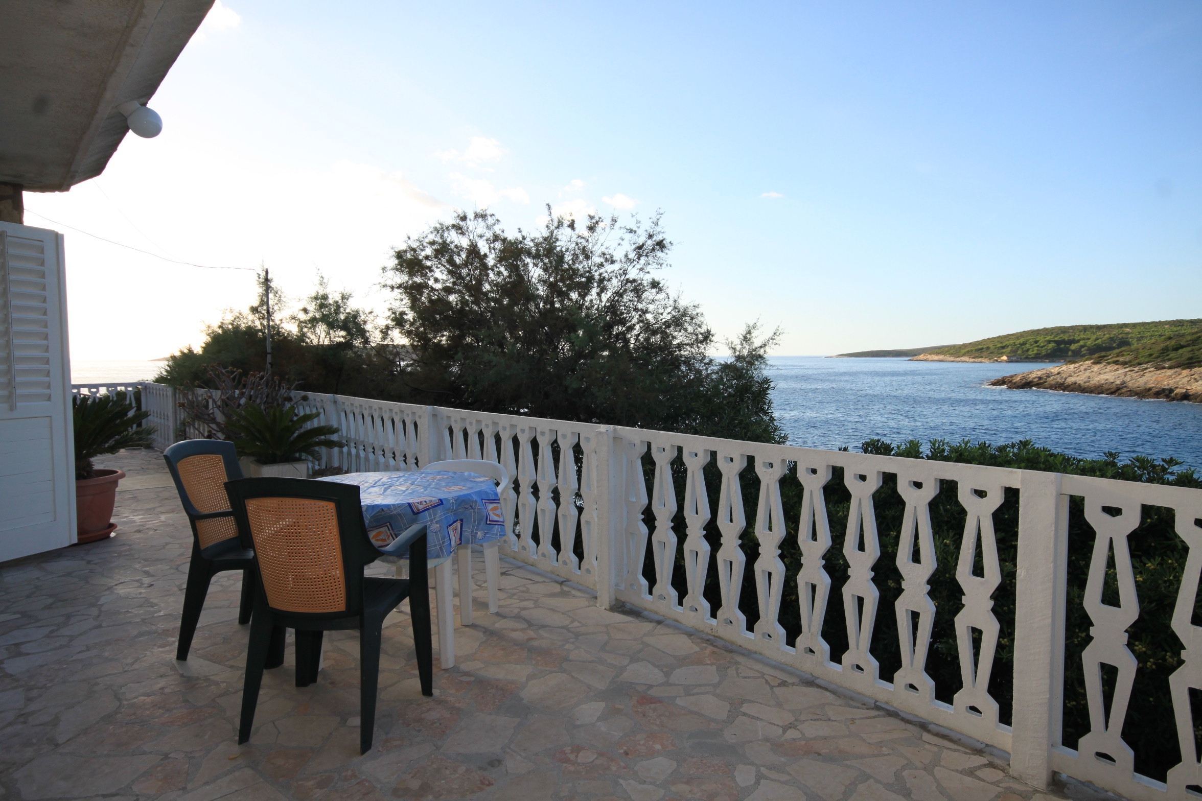Three bedroom apartment near beach Milna, Vis  A-a
