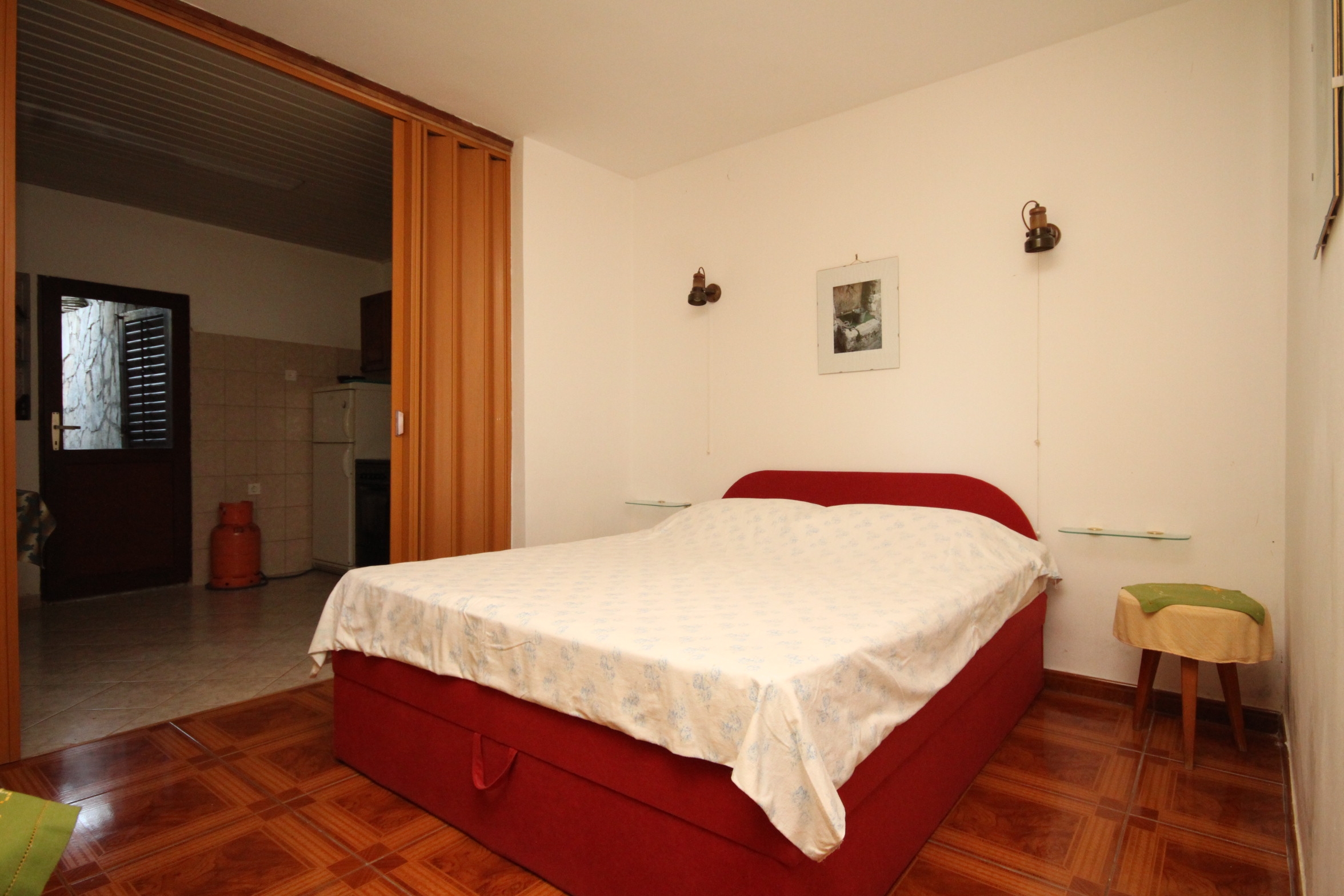 Two bedroom apartment near beach Milna, Vis  A-b