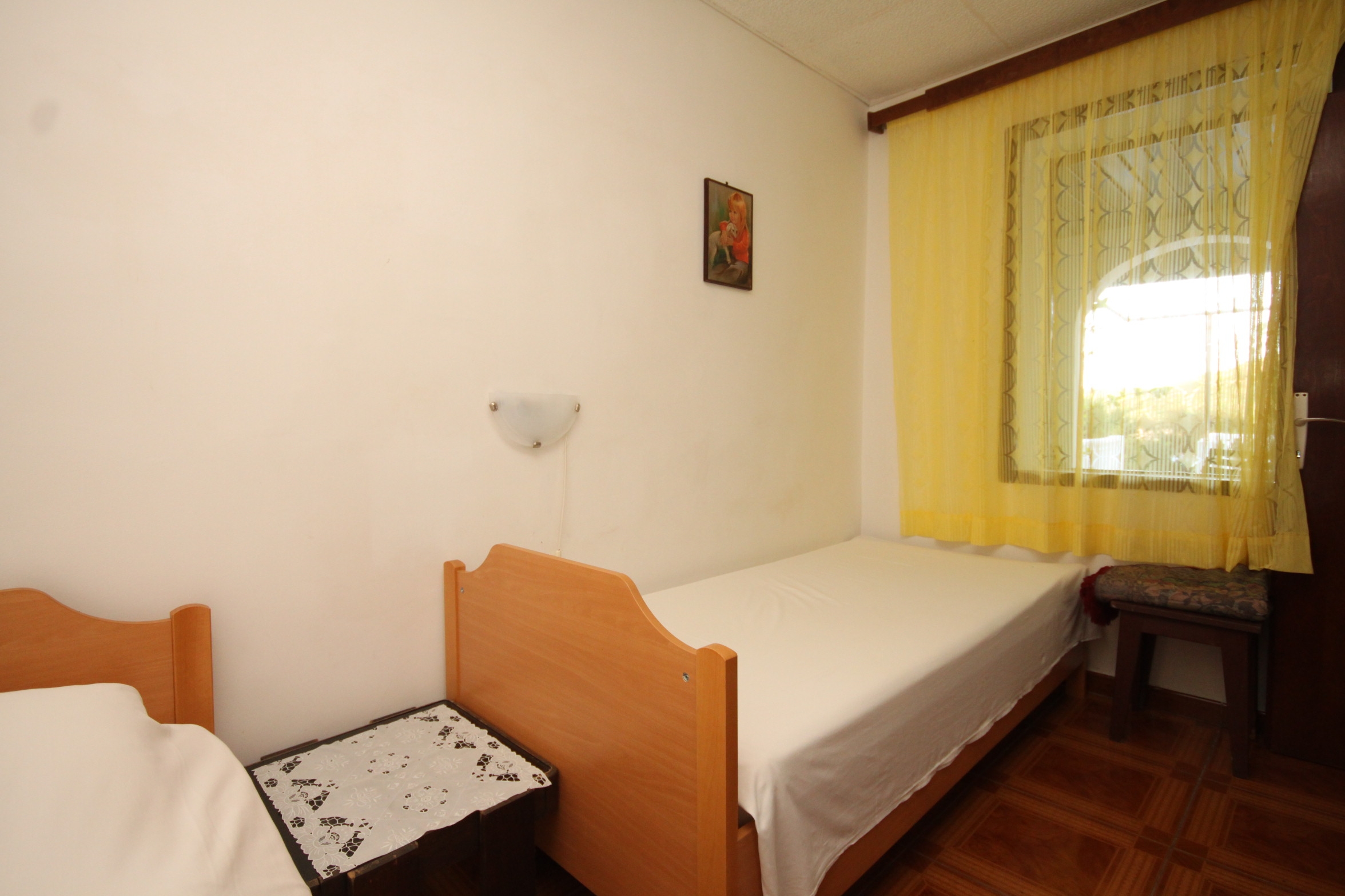 Two bedroom apartment near beach Milna, Vis  A-b