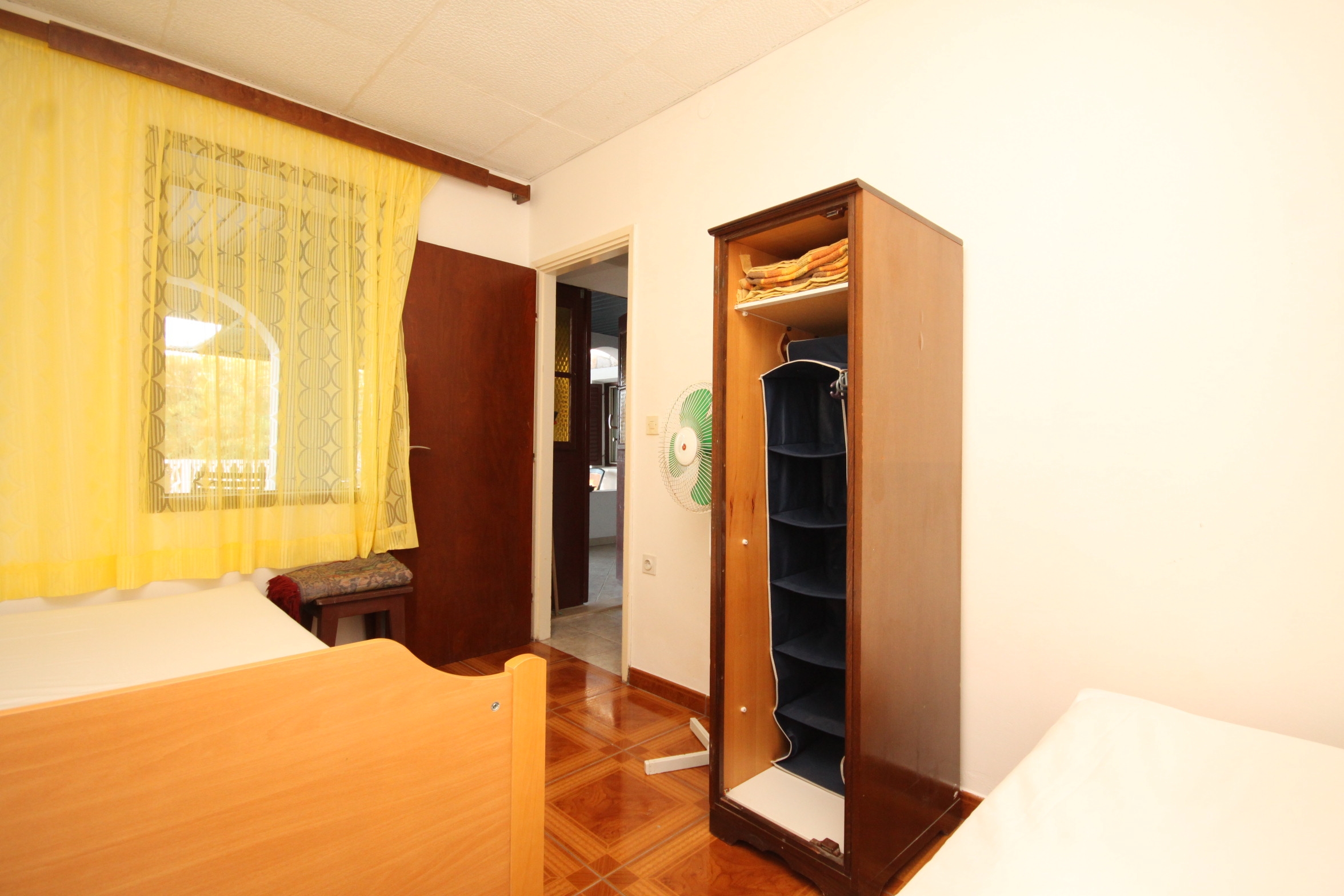 Two bedroom apartment near beach Milna, Vis  A-b