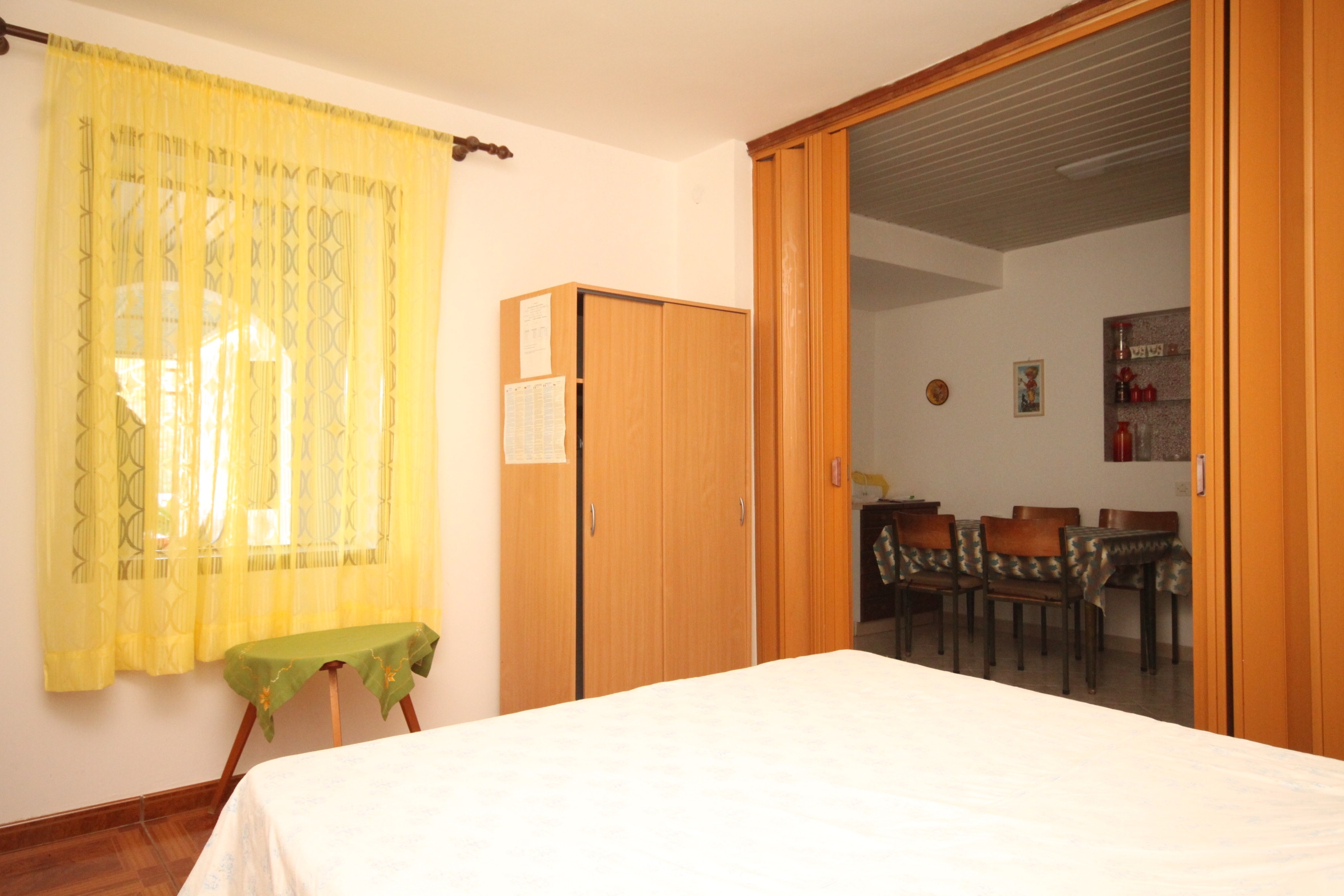 Two bedroom apartment near beach Milna, Vis  A-b