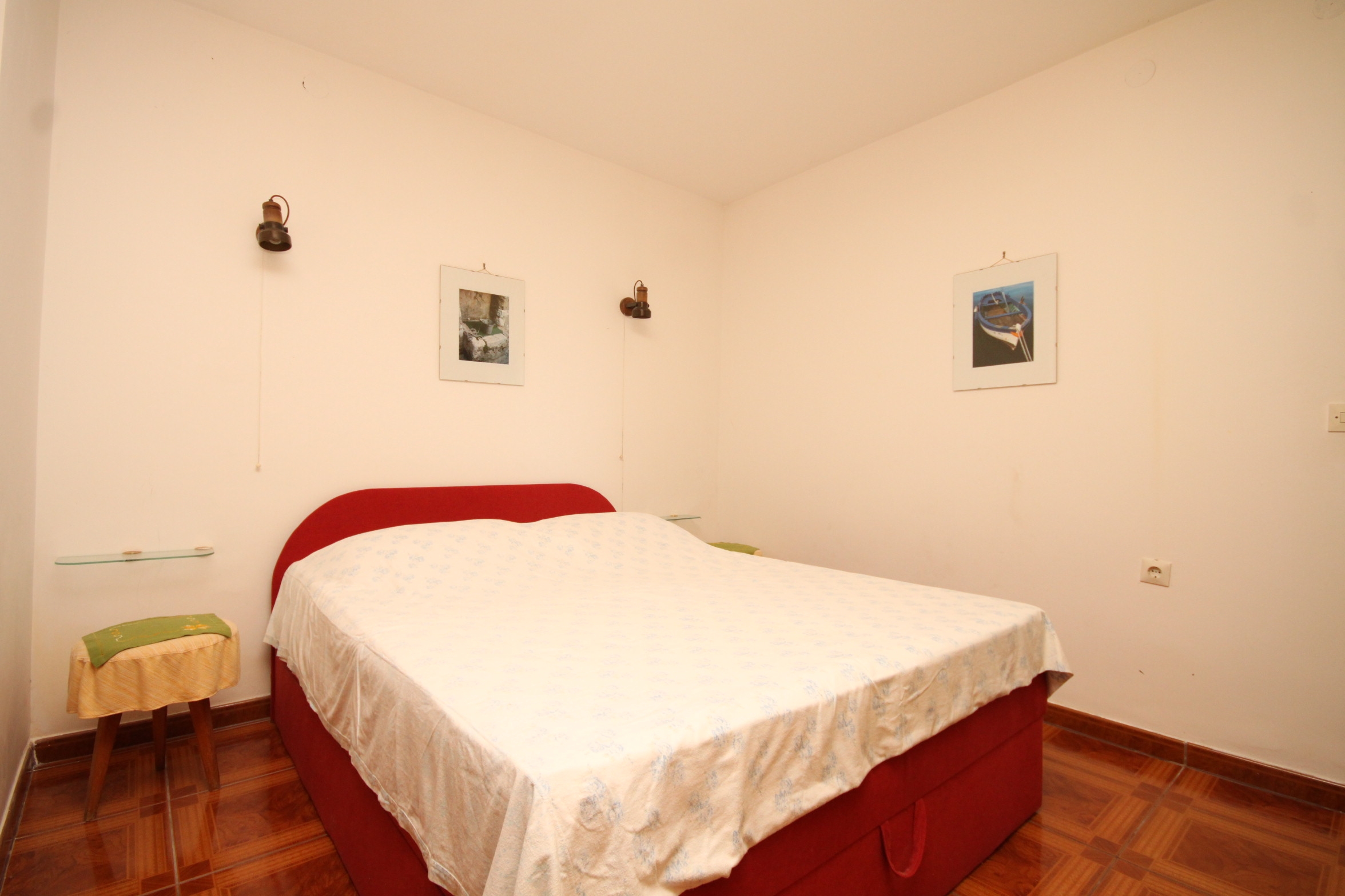 Two bedroom apartment near beach Milna, Vis  A-b