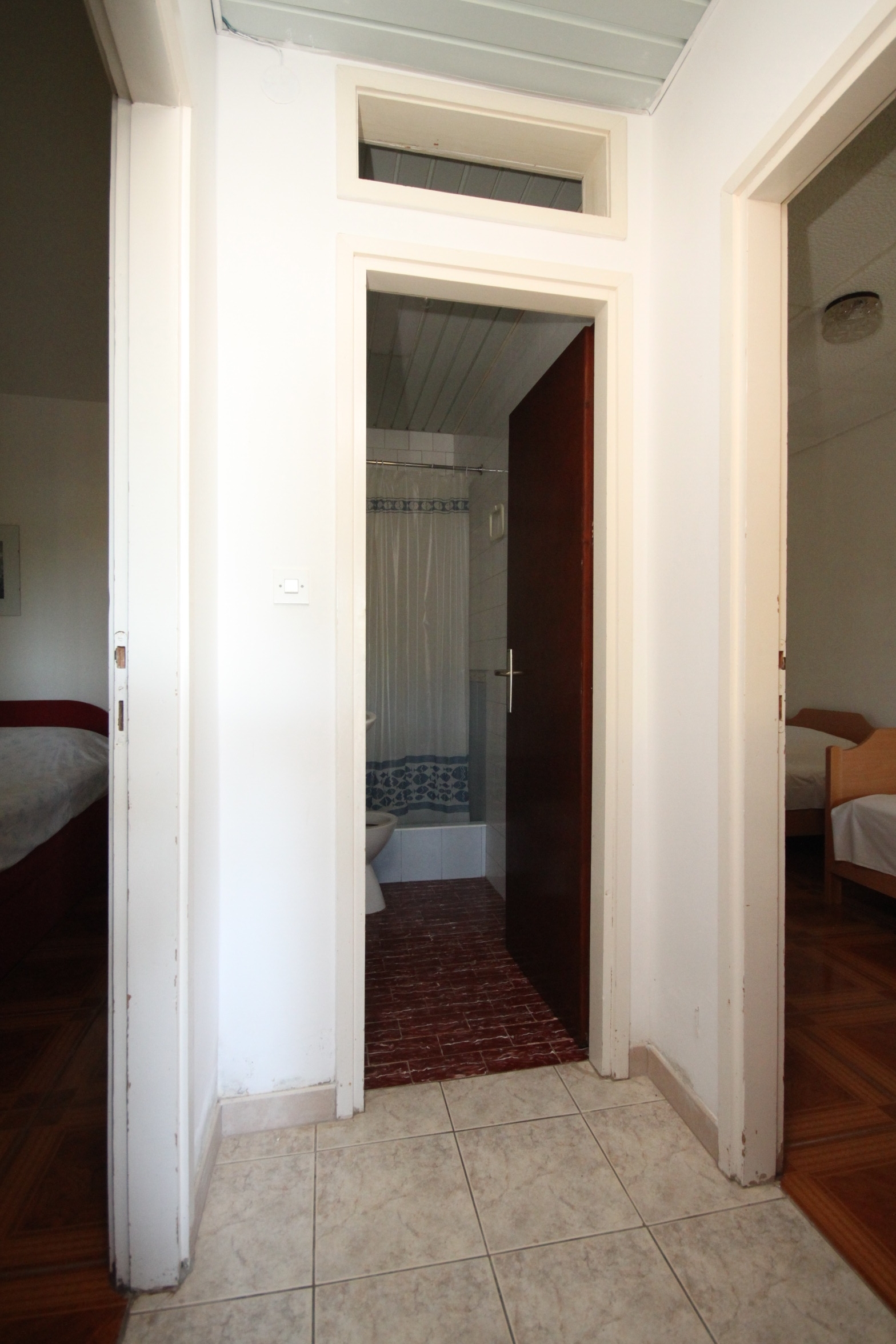 Two bedroom apartment near beach Milna, Vis  A-b