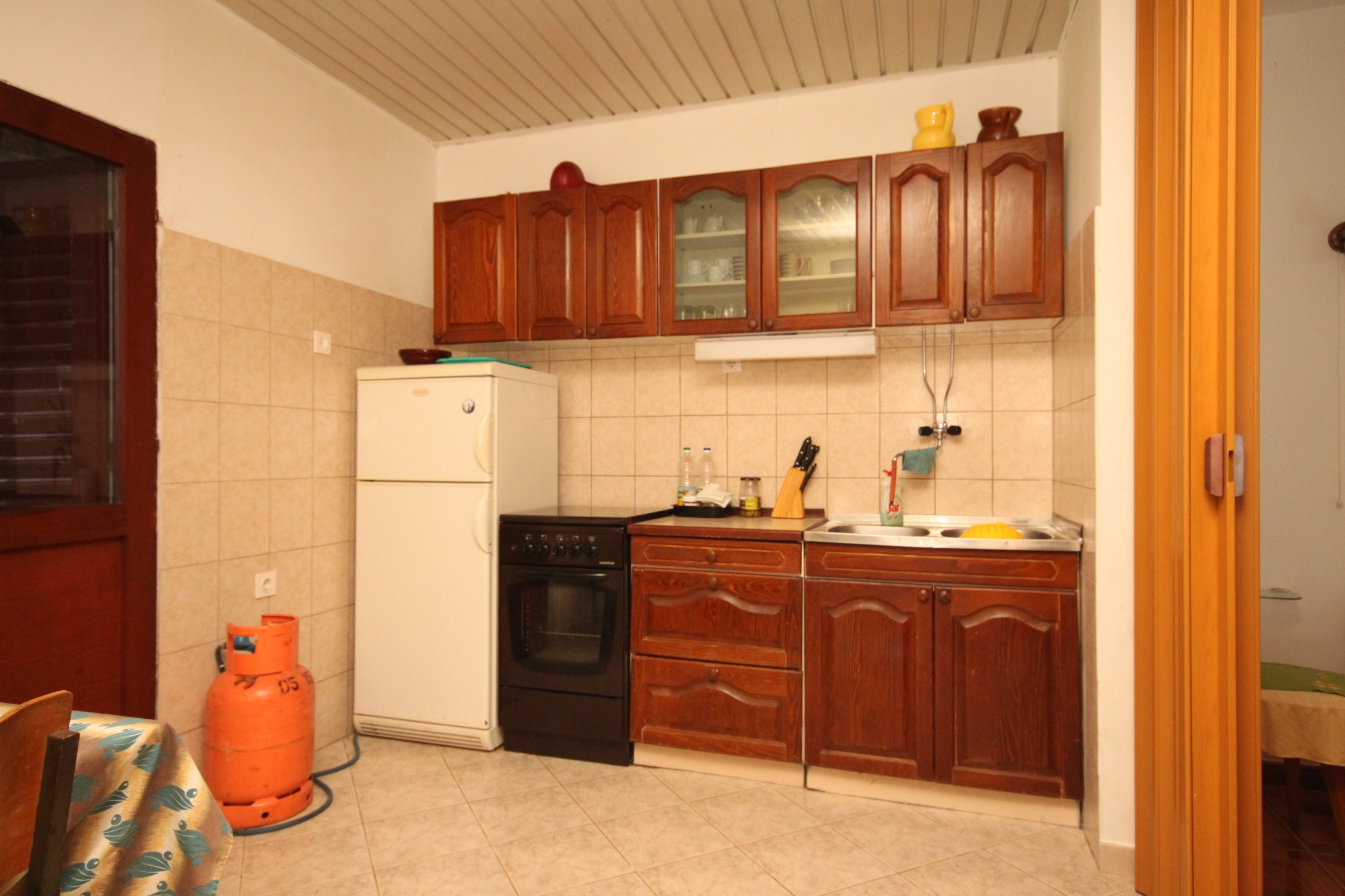 Two bedroom apartment near beach Milna, Vis  A-b