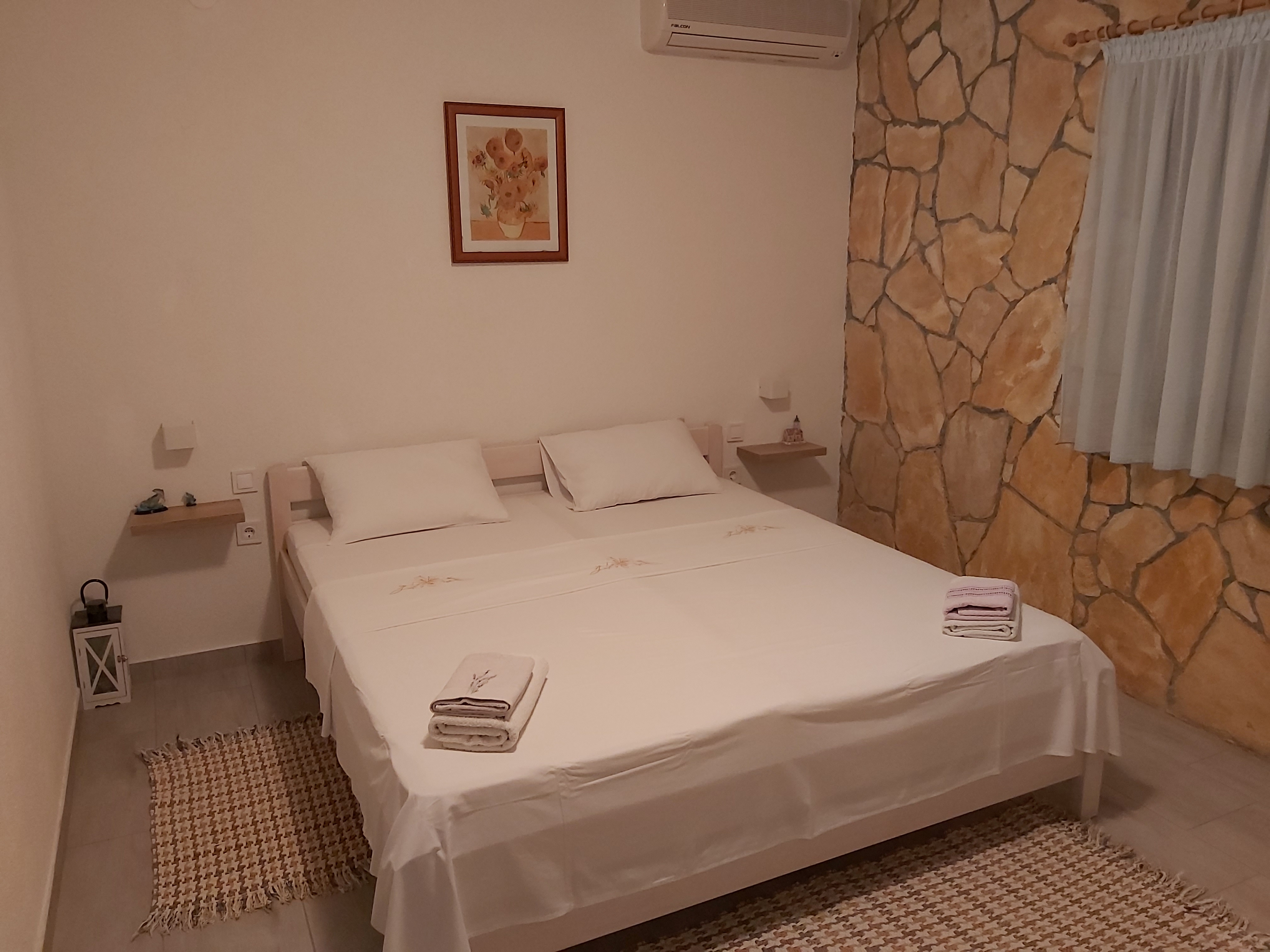 One bedroom apartment near beach Milna, Vis (A-8917-b)