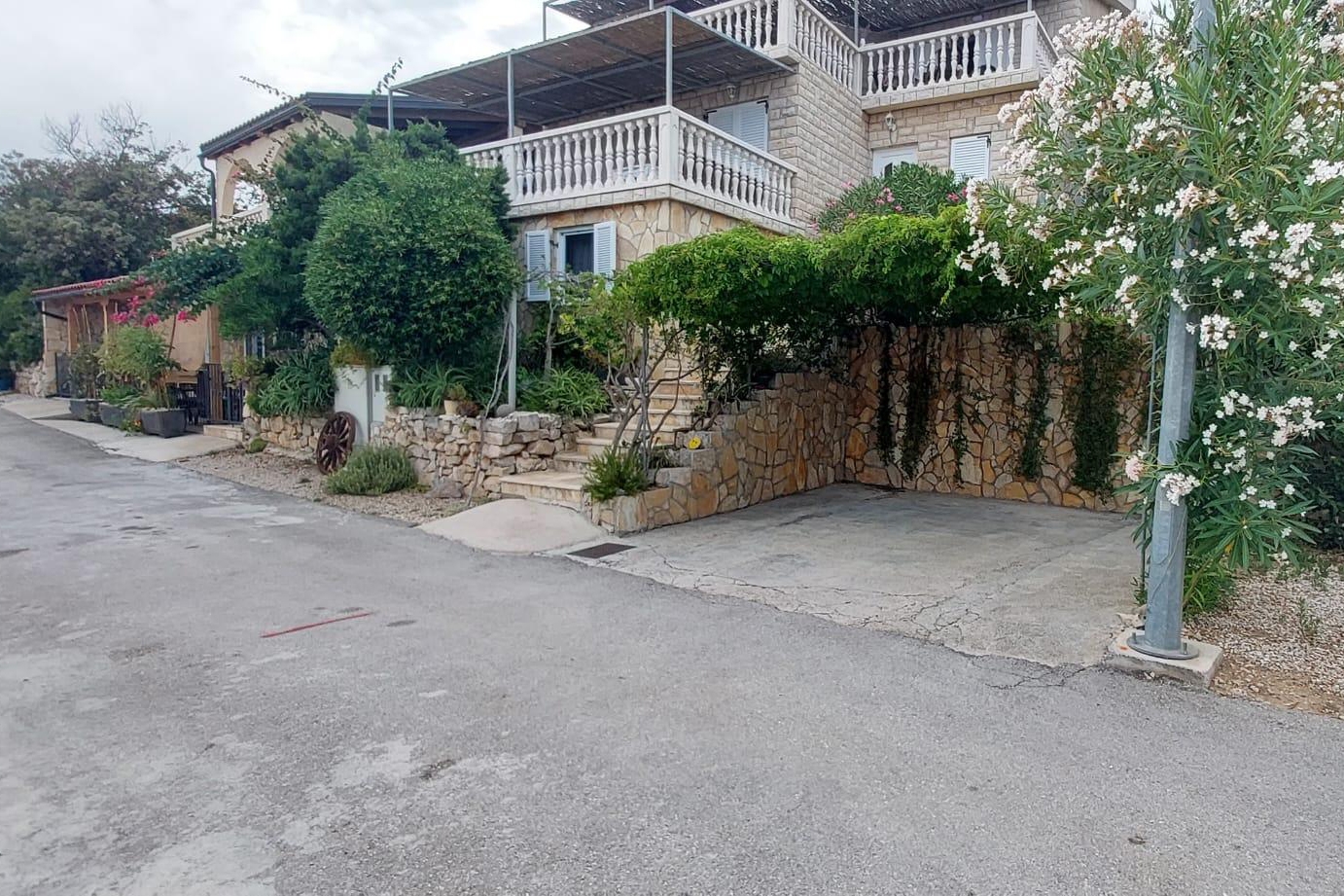 One bedroom apartment near beach Milna, Vis (A-8917-c) One bedroom apartment near beach Milna, Vis (A-8917-c)