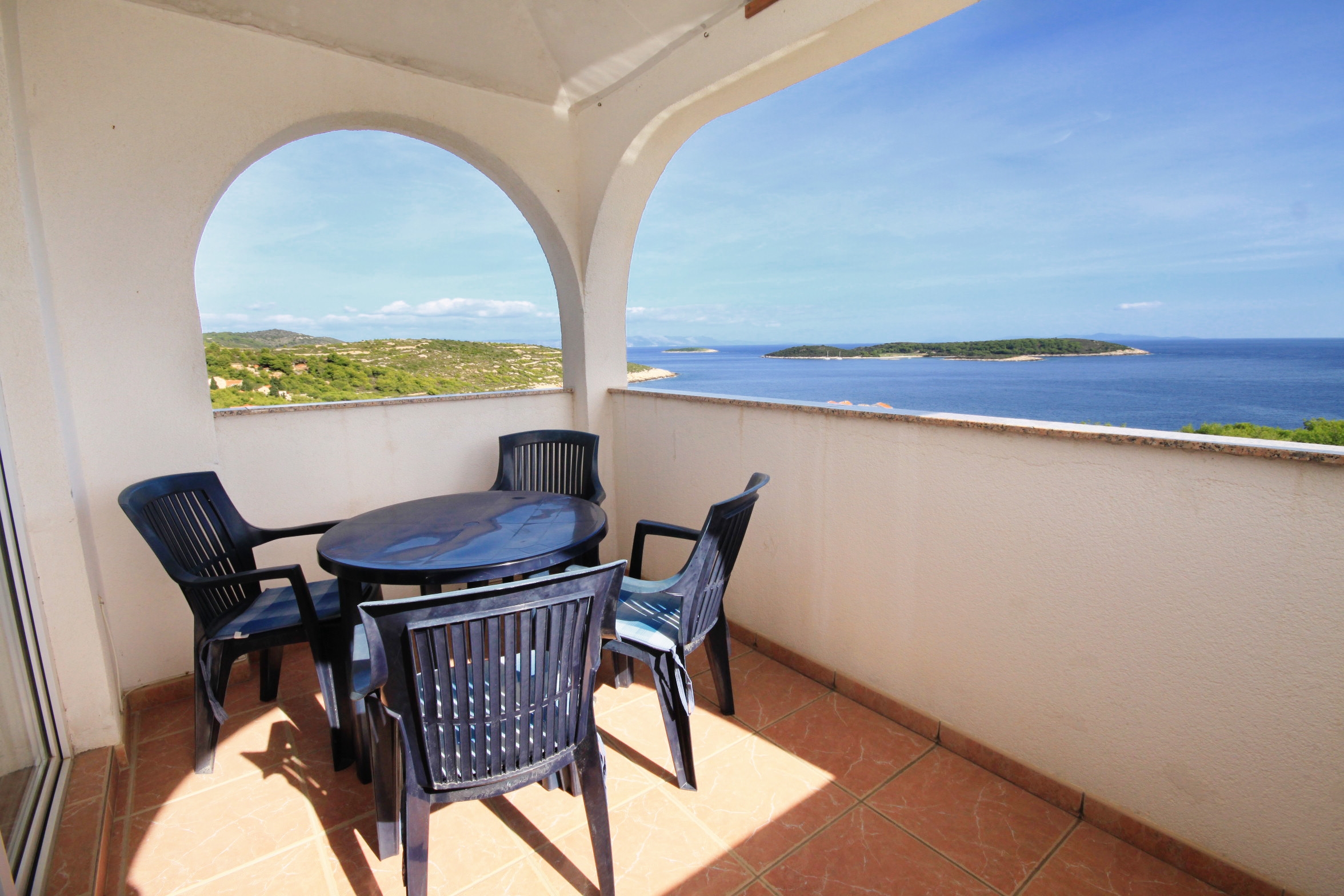Two bedroom apartment with terrace and sea view Brgujac, Vis  A-a