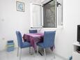 Dining room Vis, Dining room in the studio-apartment, dostupna klima i dopusteni kucni ljubimci.