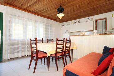 Stončica, Dining room in the apartment, air condition available and WiFi.