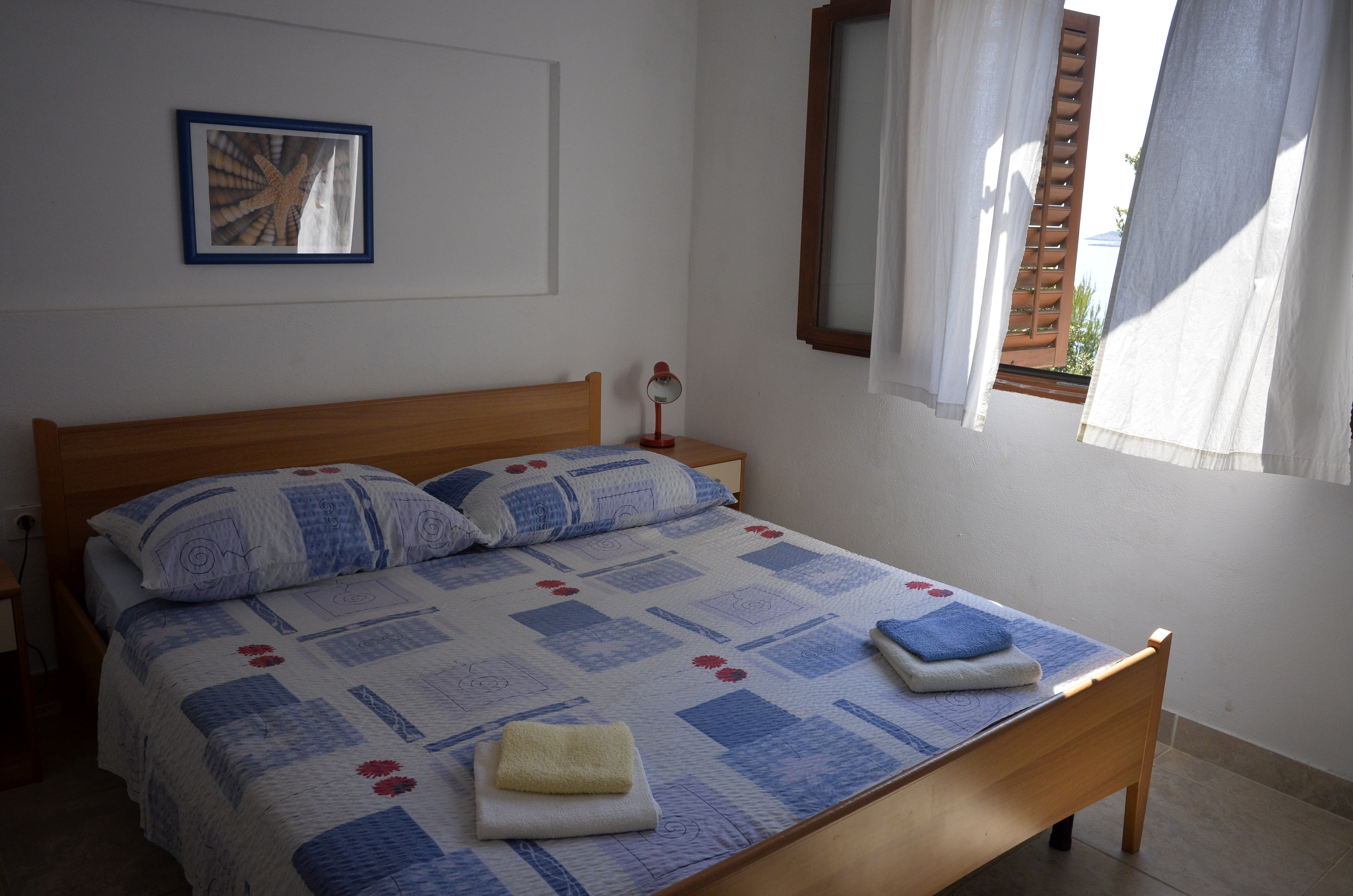 Two bedroom apartment near beach Milna, Vis  A-a