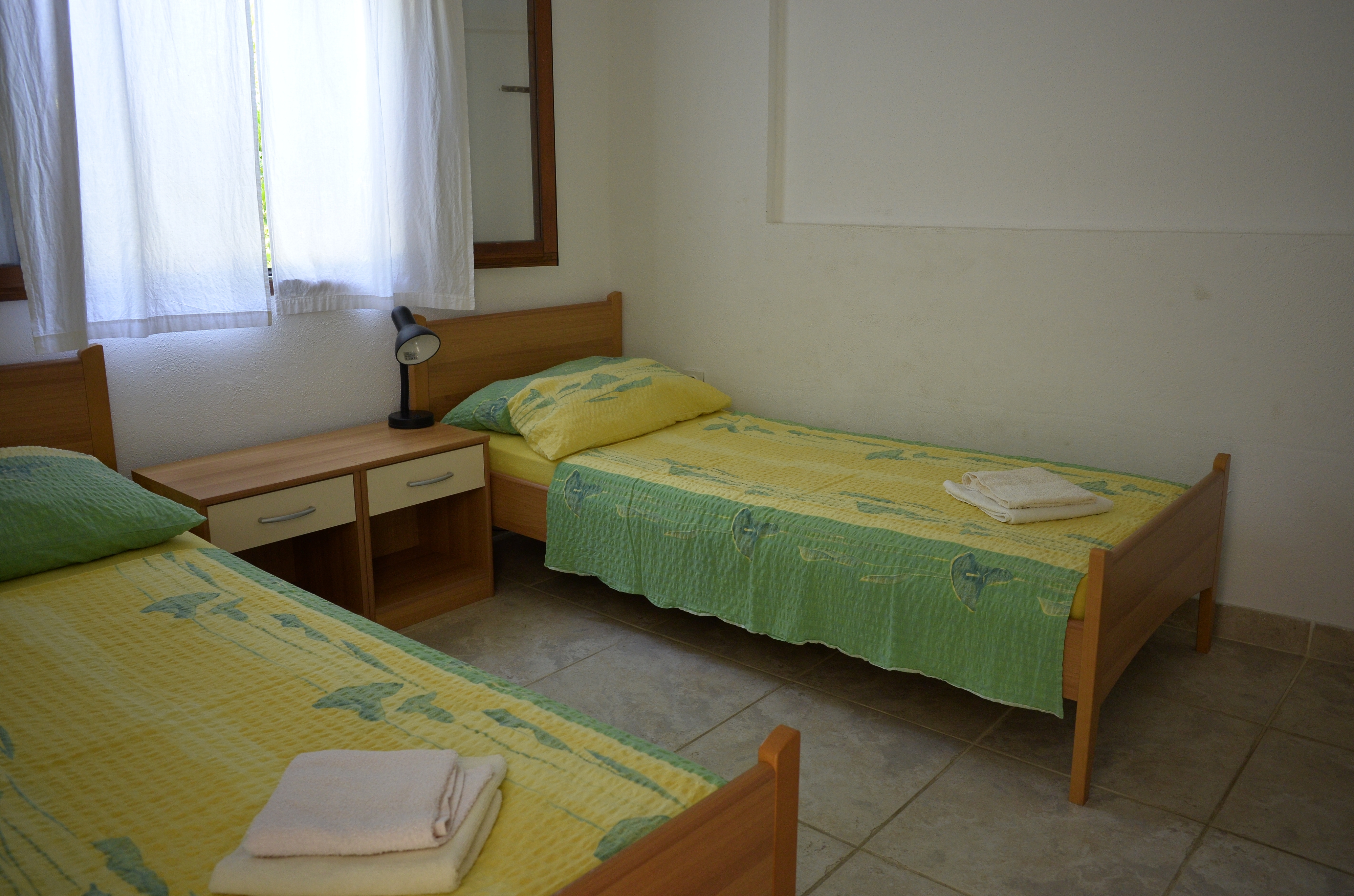 Two bedroom apartment near beach Milna, Vis  A-a