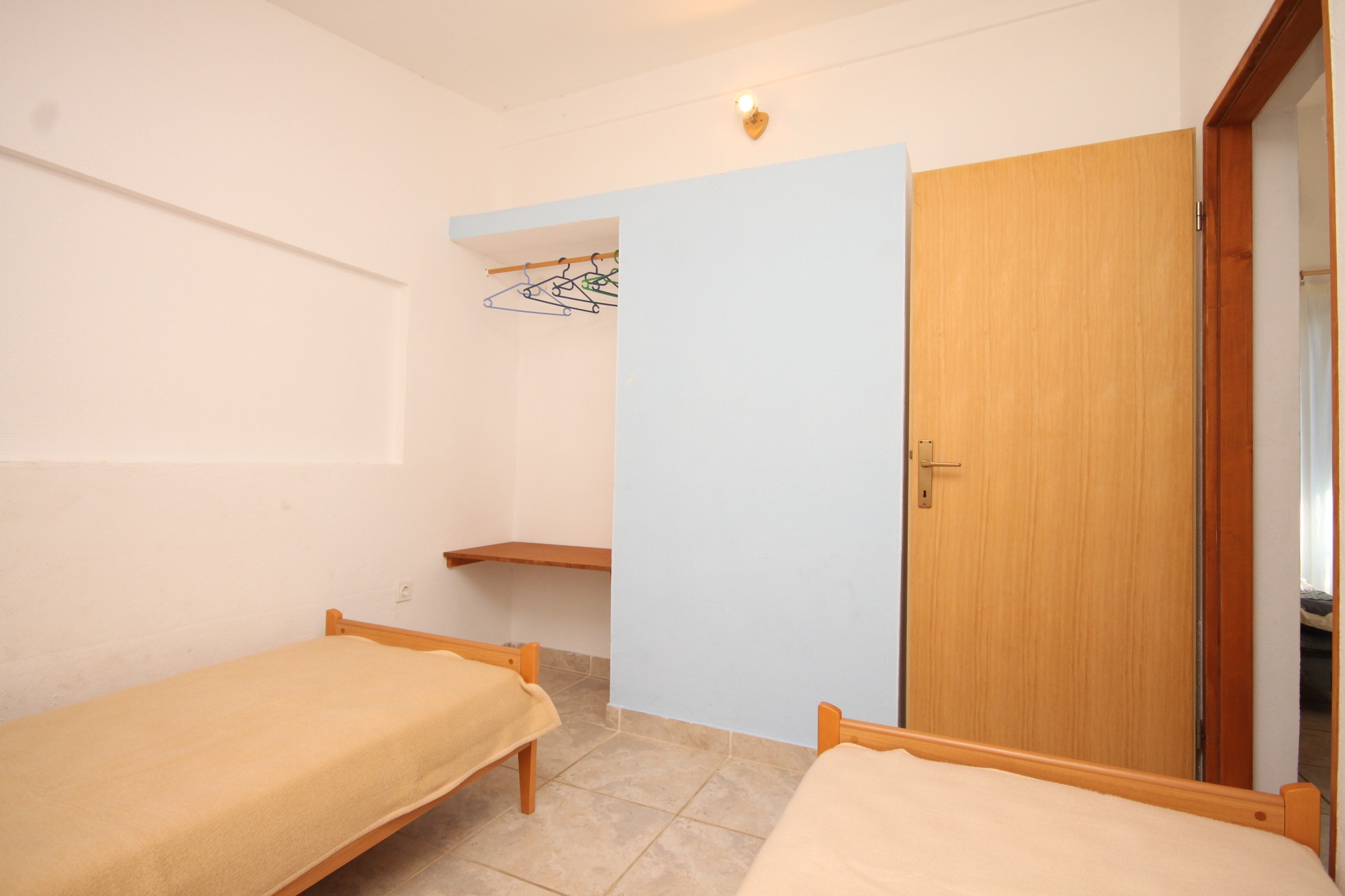 Two bedroom apartment near beach Milna, Vis  A-a