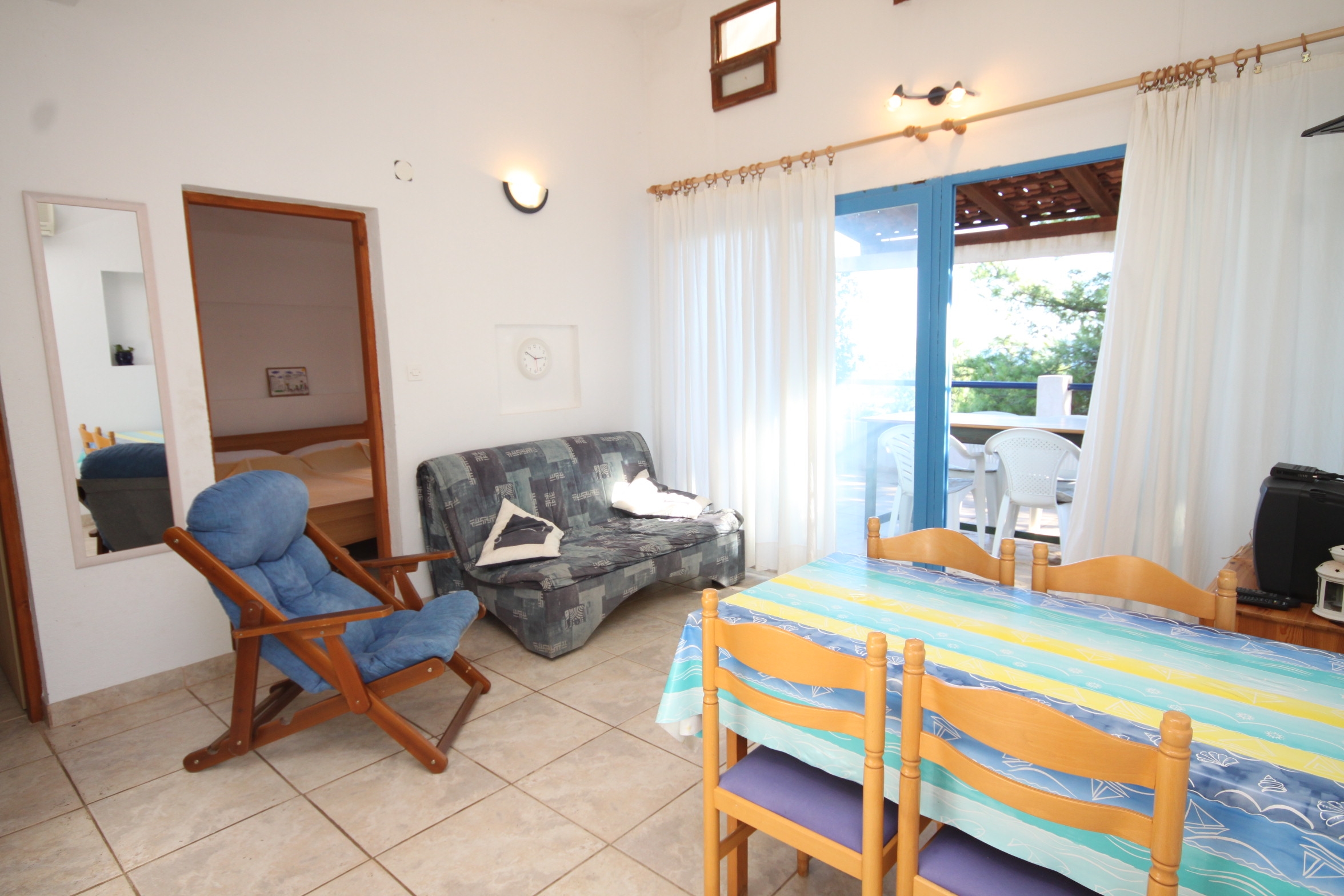 Two bedroom apartment near beach Milna, Vis  A-a